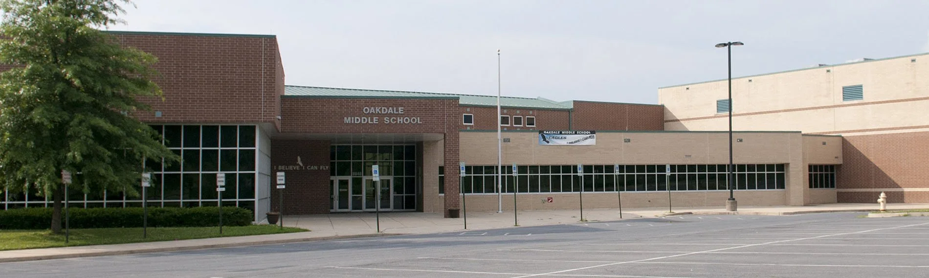 Image of the front of the Oakdale Middle School bldg.