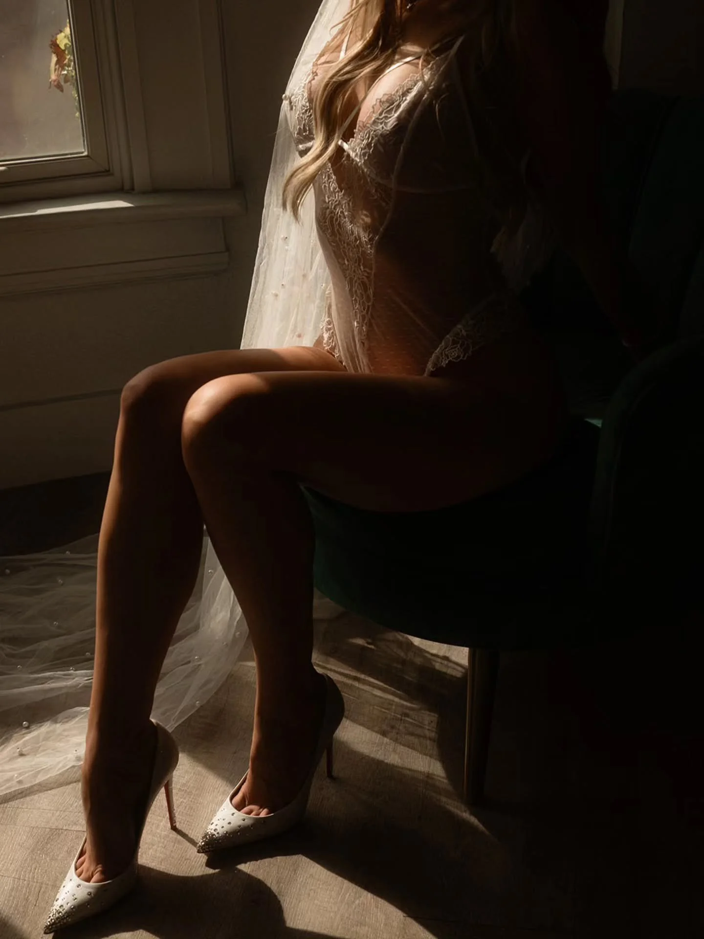 This sultry anonymous pose with the veil and the heels! 🤤🤤 Match made in heaven 🙌