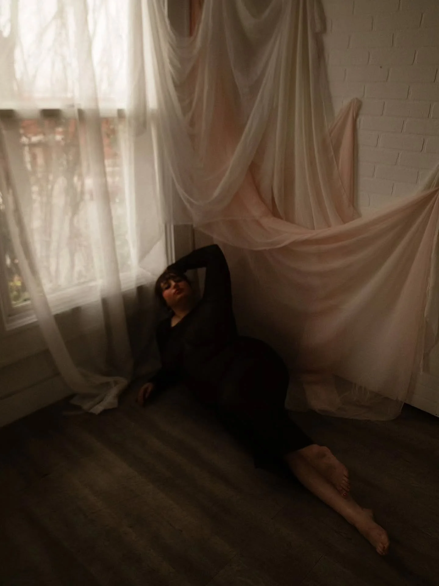 The outfit, the pose, the draped fabric, all of it is giving me a big ol' dopamine boost 💋