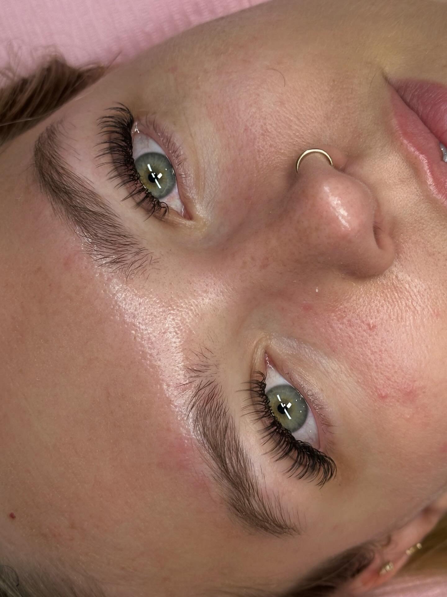 Pretty eyes deserve pretty lashes ✨

#stllashes #stlesthetician #stlouislashes