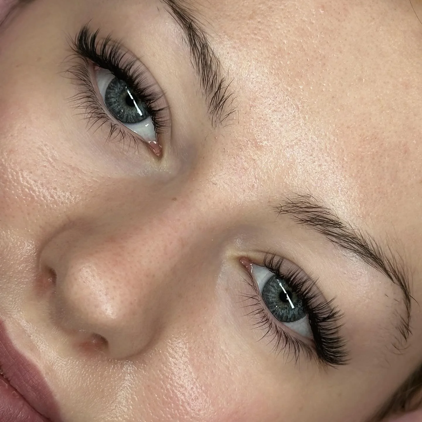 Classics but better 💕

The technique I use is just like the traditional super natural classic lashes, just turned up a notch. It can get you a little bit fuller while maintaining that mascara like effect. If you have dense natural lashes, like this 