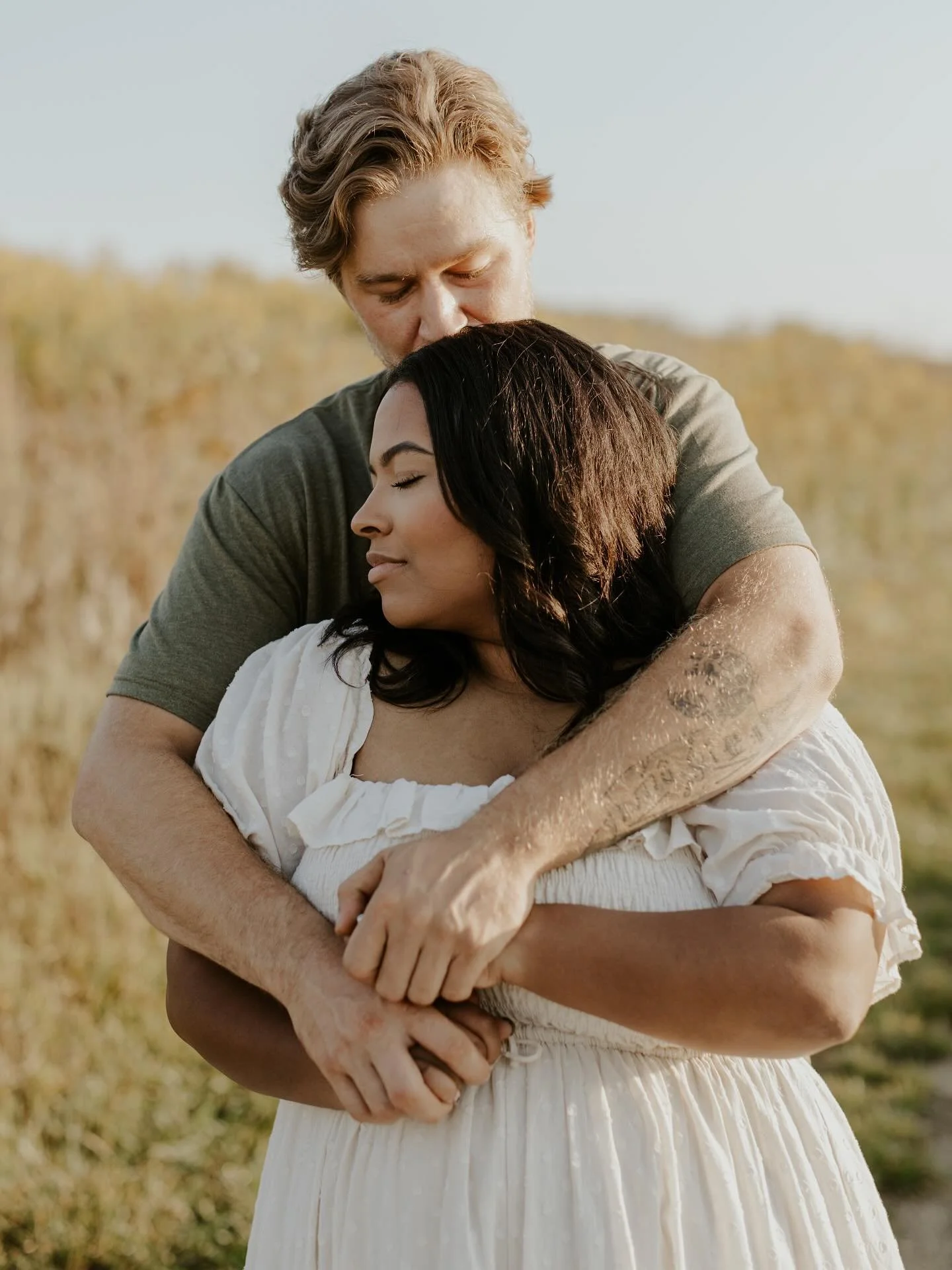 Cozy summer evenings 🙌🏻
&bull;
&bull;
&bull;
&bull;
&bull;
Content hosts: @wanderlustphotographyclintonia &amp; @Alliemichellephotography
Models: @jaeniasnyder
Florals: @wildbloomsqc