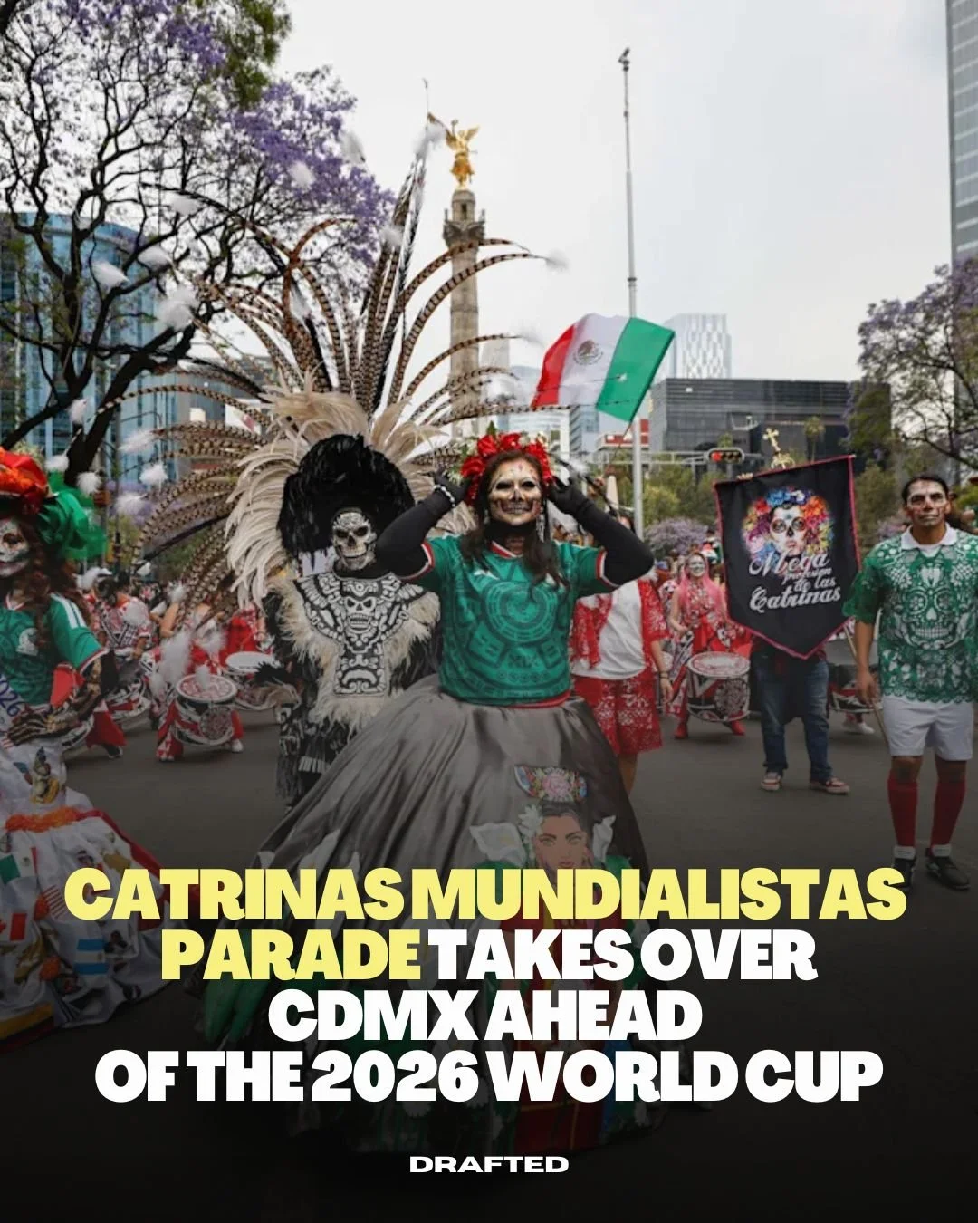 Hundreds of people took to the streets of Mexico City for the Desfile de Catrinas Mundialistas, a parade that blends D&iacute;a de los Muertos tradition with f&uacute;tbol ahead of the 2026 World Cup. 🇲🇽
Participants dressed as Catrinas, a cultural