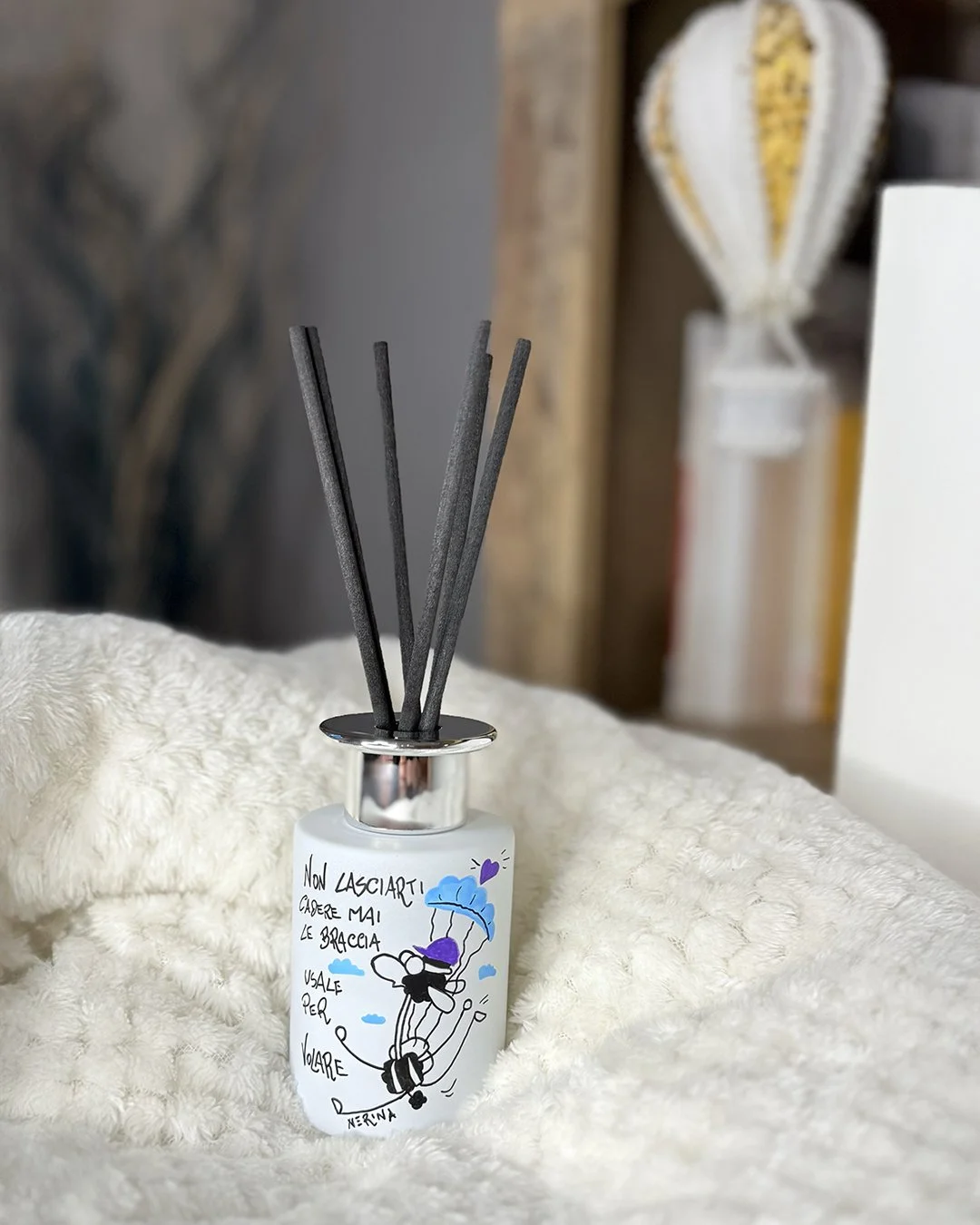 DIFFUSORE PER AMBIENTI-NERINAIR_LE BRACCIA PER VOLARE-AMBIENT-1.jpg