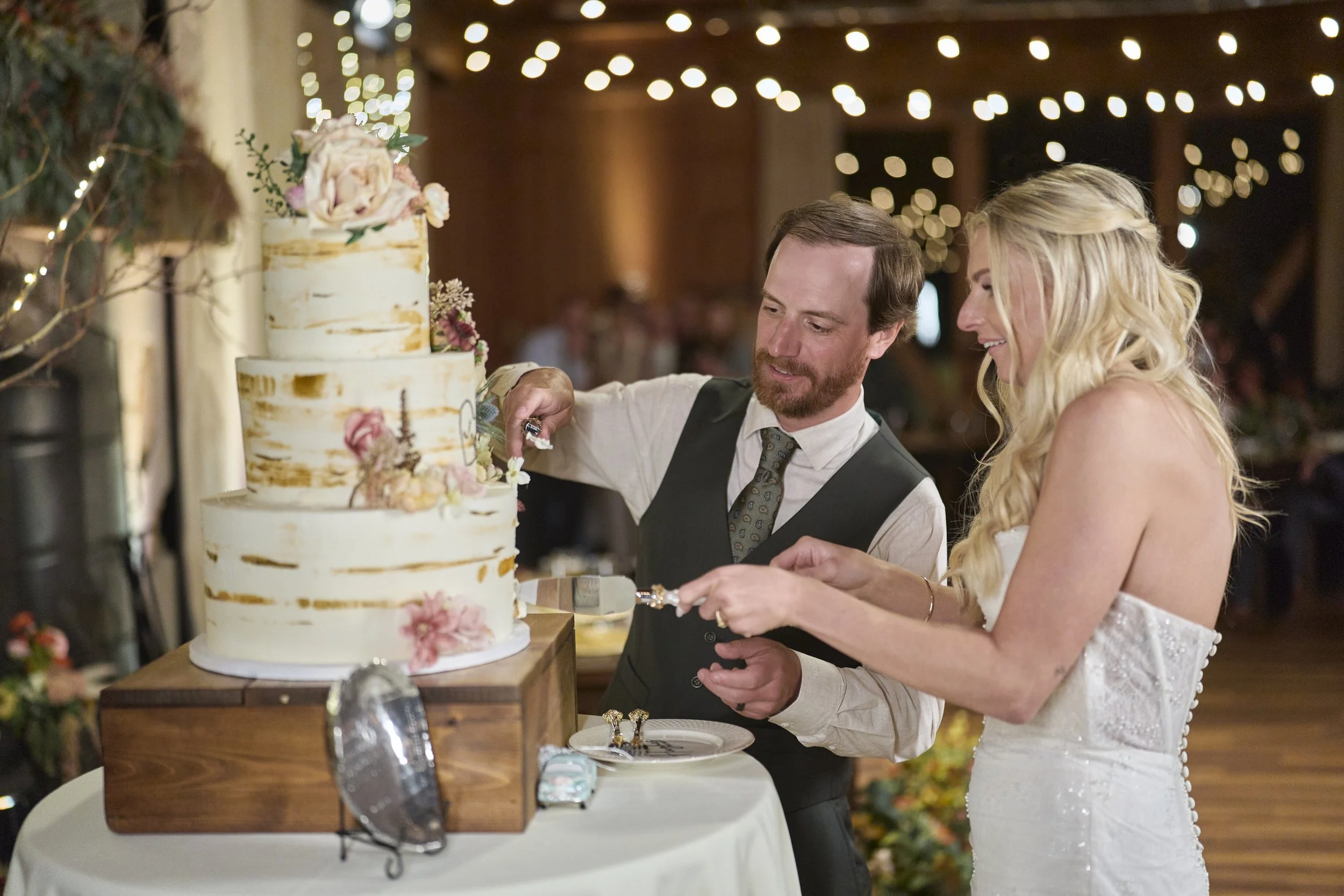 Mountain theme wedding cake at Sundance Resort Mandan Summit wedding.