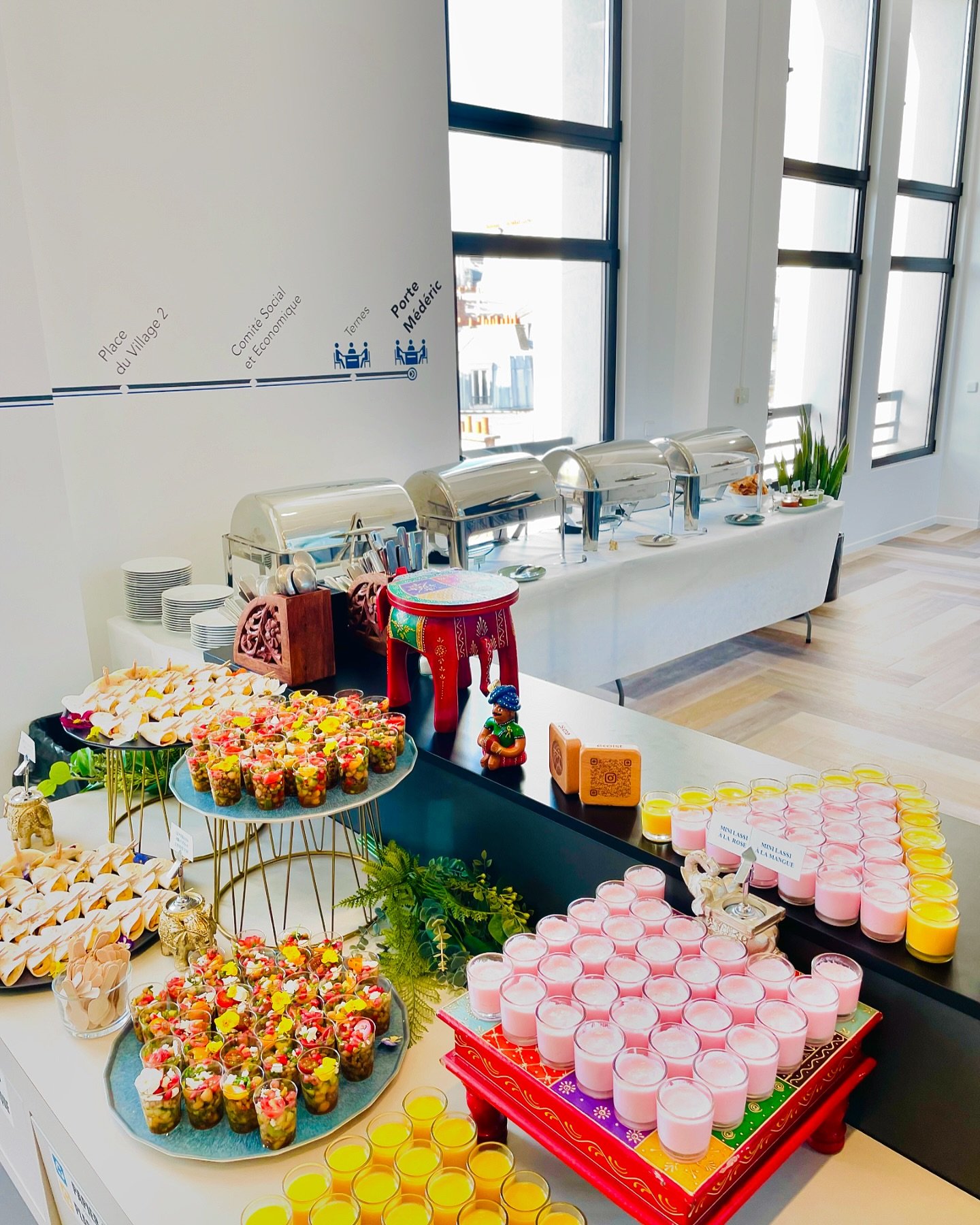🍽️D&eacute;jeuner d&rsquo;entreprise pour M&eacute;dicis &agrave; Paris 

Pieces cocktail, repas chaud en buffet et mini shots de lassi mangue🥭 et rose 🌹

📲Commandez vos repas d&rsquo;affaires, vos plateaux repas et cocktails &gt; www.currystreet