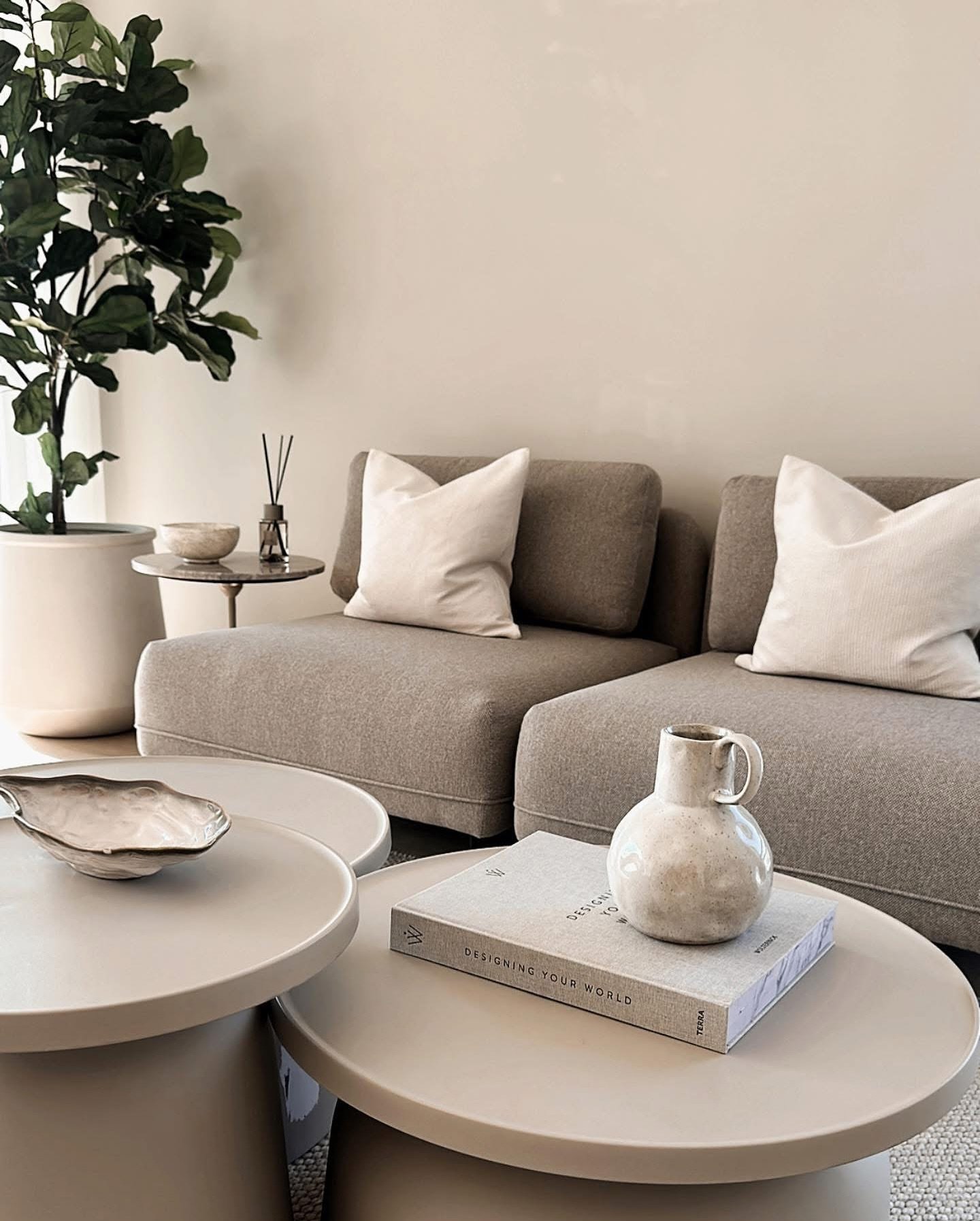 Styling p&aring; Marvika torv med et blankt lerret. Stuen er hjertet i hjemmet &ndash; et rom der minner skapes, samtaler deles, og ro finner plass. Innred med sjel, med &oslash;ye for komfort og med elementer som speiler hvem du er. 
Det enkle er ik