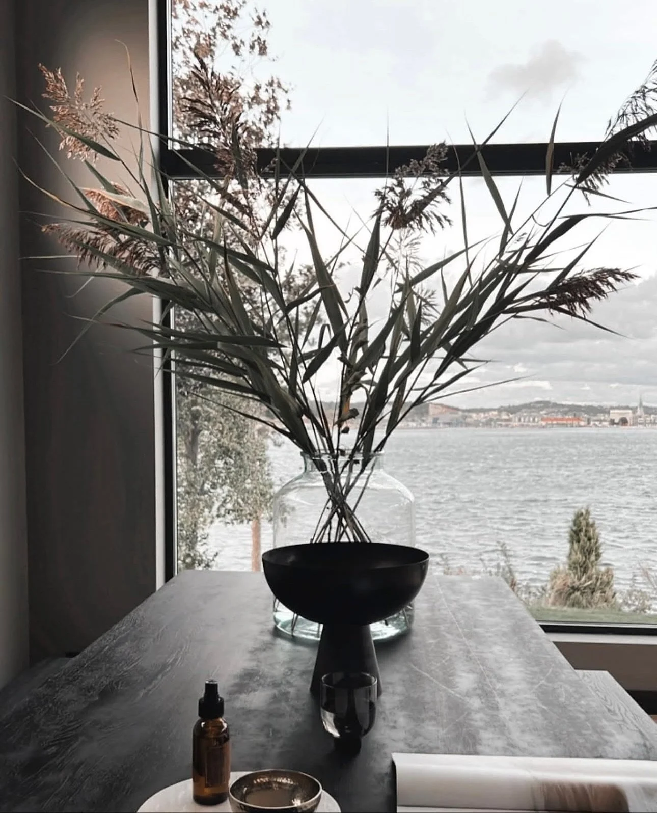 Blomster eller str&aring;, stort eller st&oslash;rre. Bordet blir mer enn bare et bord, det blir et uttrykk 💫 Det er noe magisk med en stor vase midt p&aring; bordet. Den skaper h&oslash;yde, tilstedev&aelig;relse og en f&oslash;lelse av at rommet f
