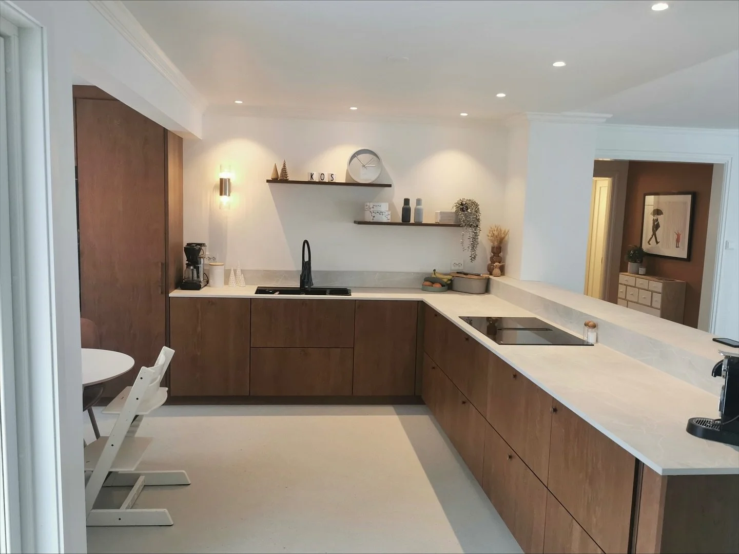 Fra to lukkede rom til en &aring;pen l&oslash;sning 🤎
Her var det viktig &aring; designe behovet til kunden som hadde sm&aring; barn i hus ☺️Vi gikk for en halv vegg mellom stue og kj&oslash;kken som gav luft, men ogs&aring; beholdt det praktiske me