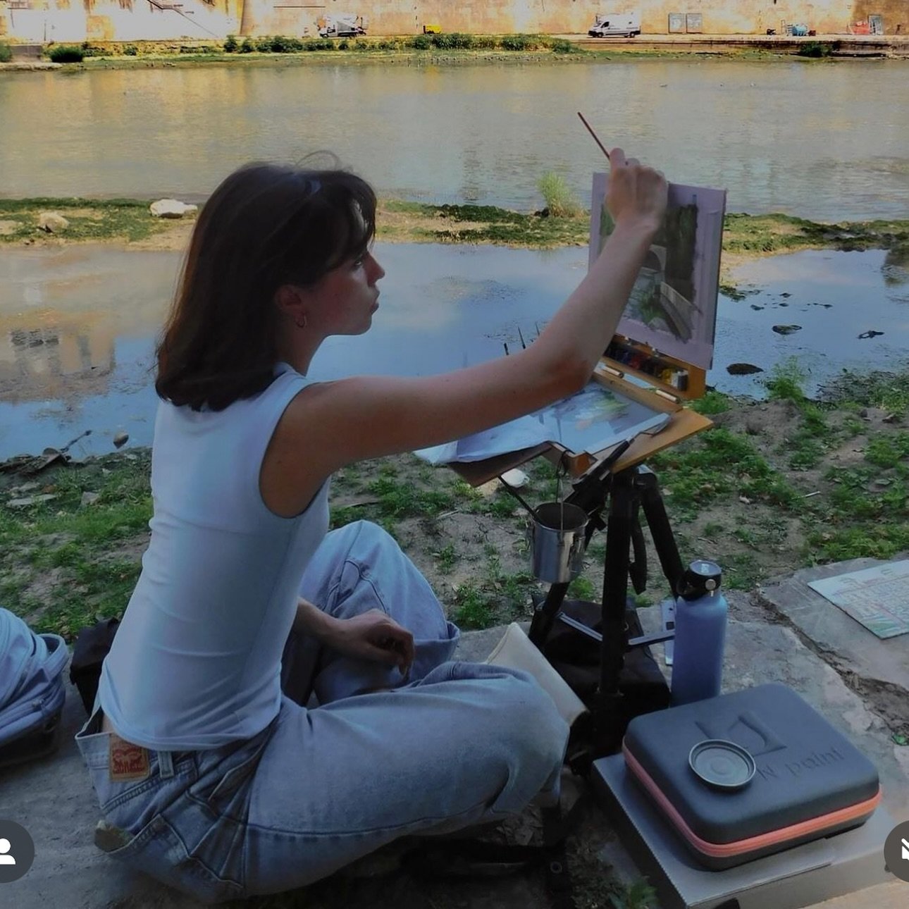 One of the nicest and talented boxnpaint family artists @teasamia painting at her workshop in Rome @theromeworkshops using the POCHADE from #boxnpaint 
.
.
#artistsharing #boxnpaintpochade #workshop #pleinair #allaprima #womanartist