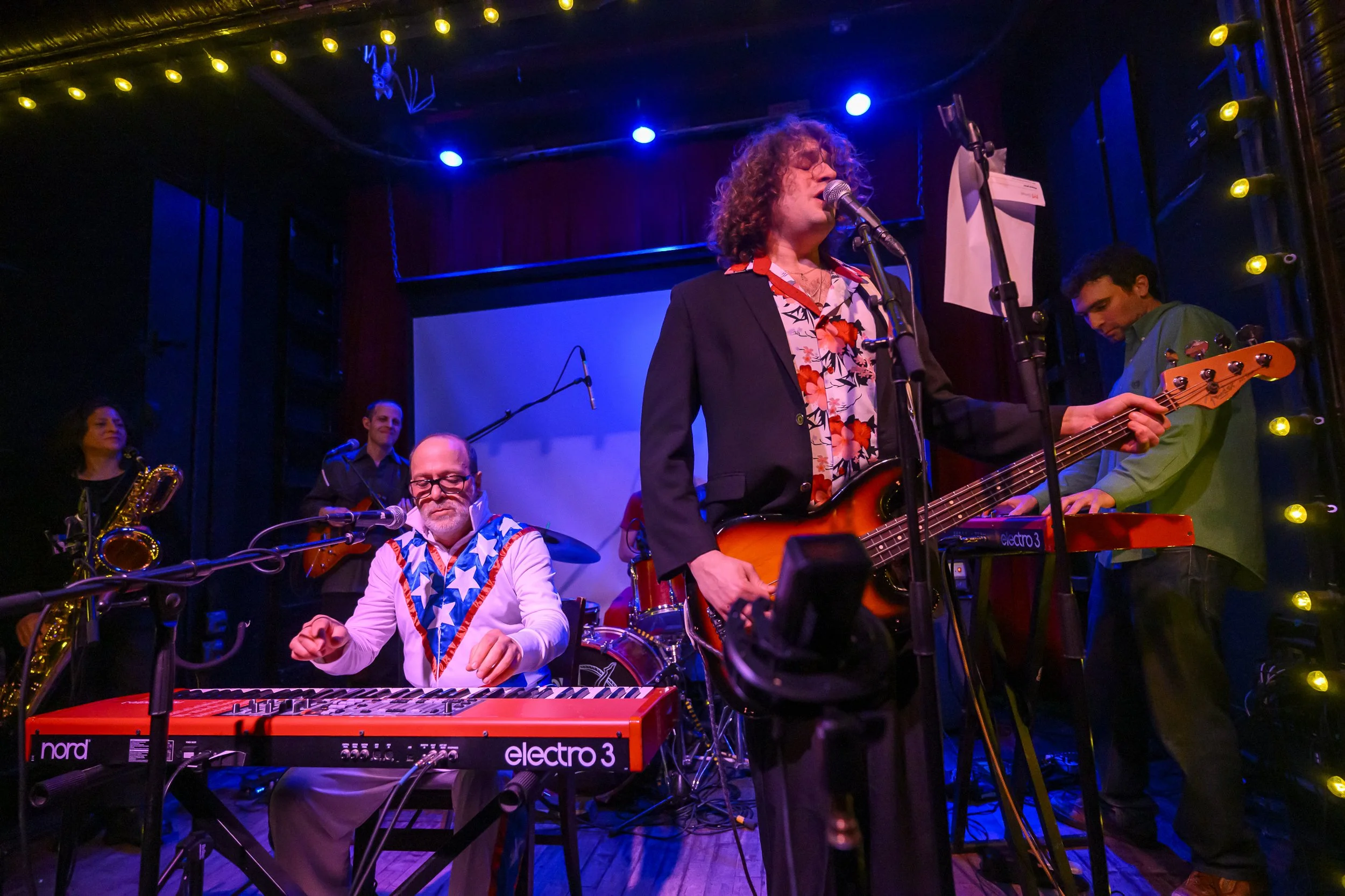 Jon Benjamin &amp; The Jazz Daredevil Band covers "The Boys Are Back in Town" at Union Pool