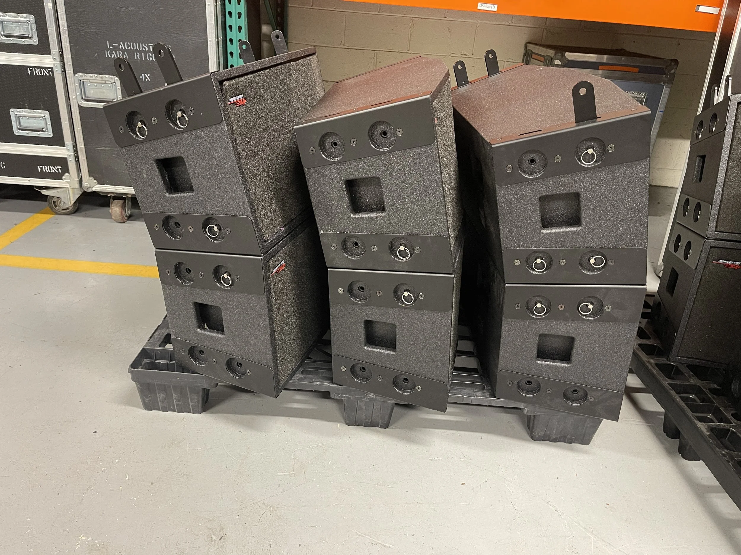 Apogee Line Array - Comes with rigging, (flybars etc.) and (6) amps.