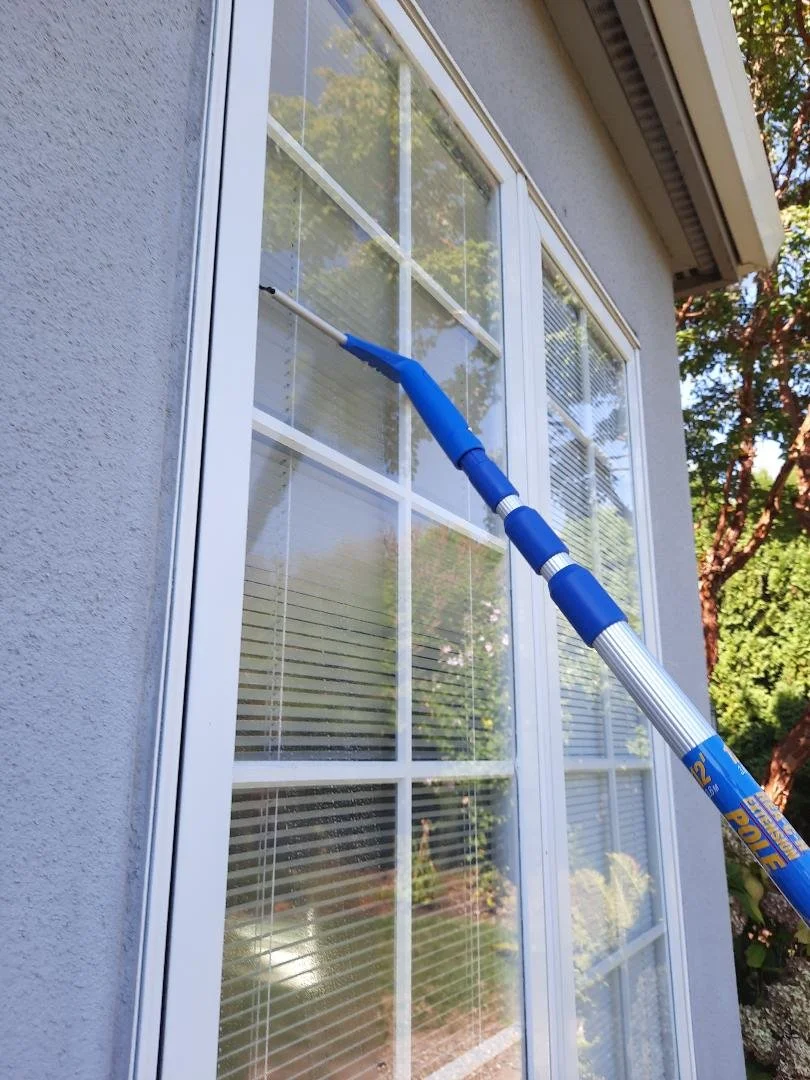 Squeegee with pole.jfif