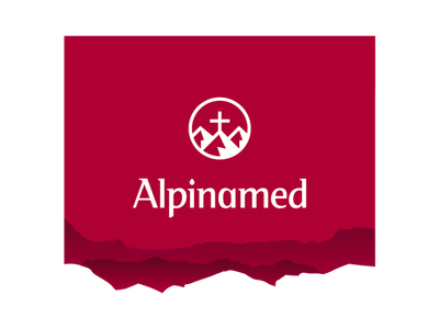 Das Bild zeigt das Logo und den Namen 'Alpinamed' auf rotem Hintergrund mit Bergsilhouetten darunter.