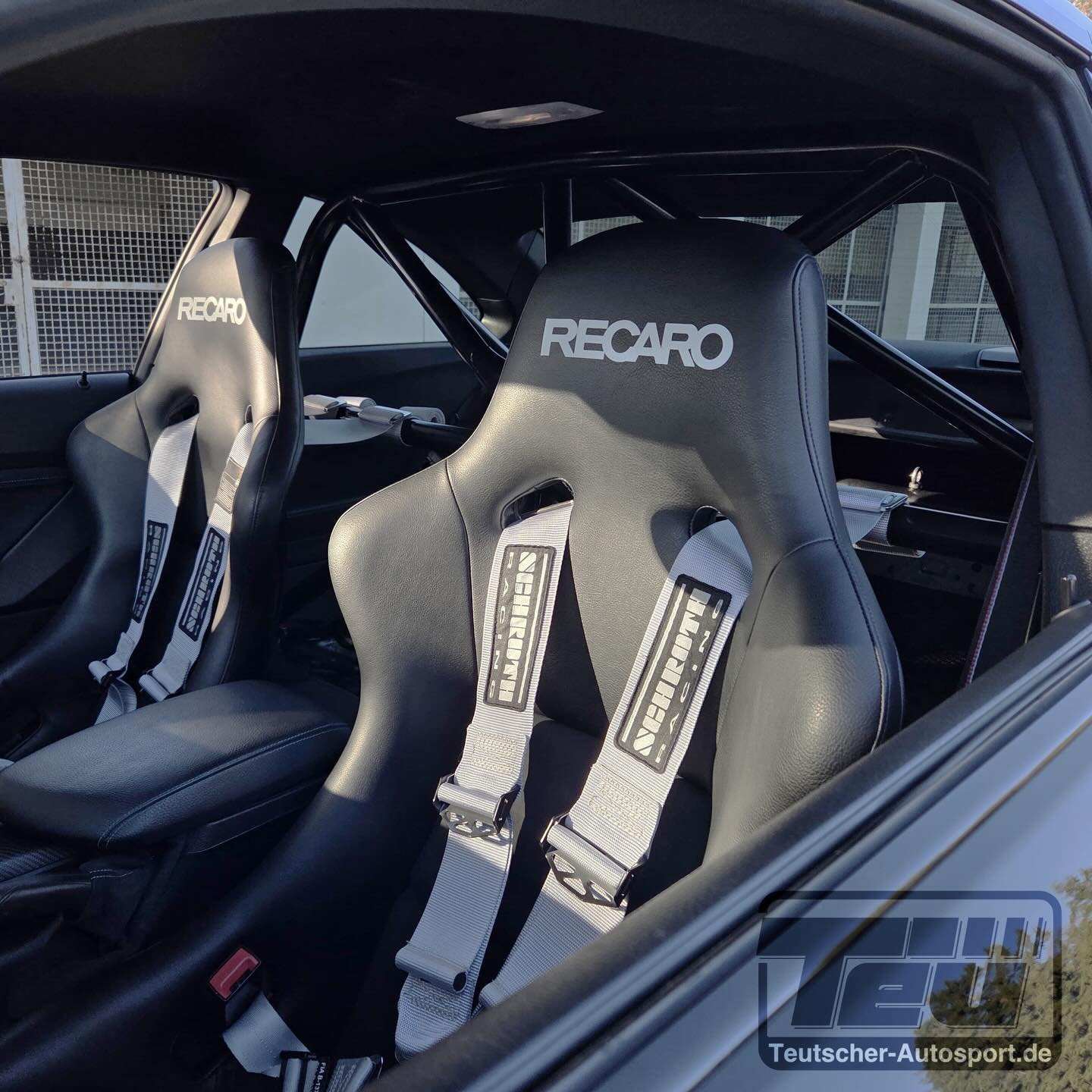 BMW F87 M2 Clubsport Komplettpaket:

CroMo halfcage mit Gewindeeins&auml;tzen f&uuml;r Schultergurte

RECARO Pole Position und Sitzkonsolen zur Montage auf den originalen Verstellschienen

6-Punkt Gurtplatte zur P&lsquo;n&lsquo;P Montage der Schrittg