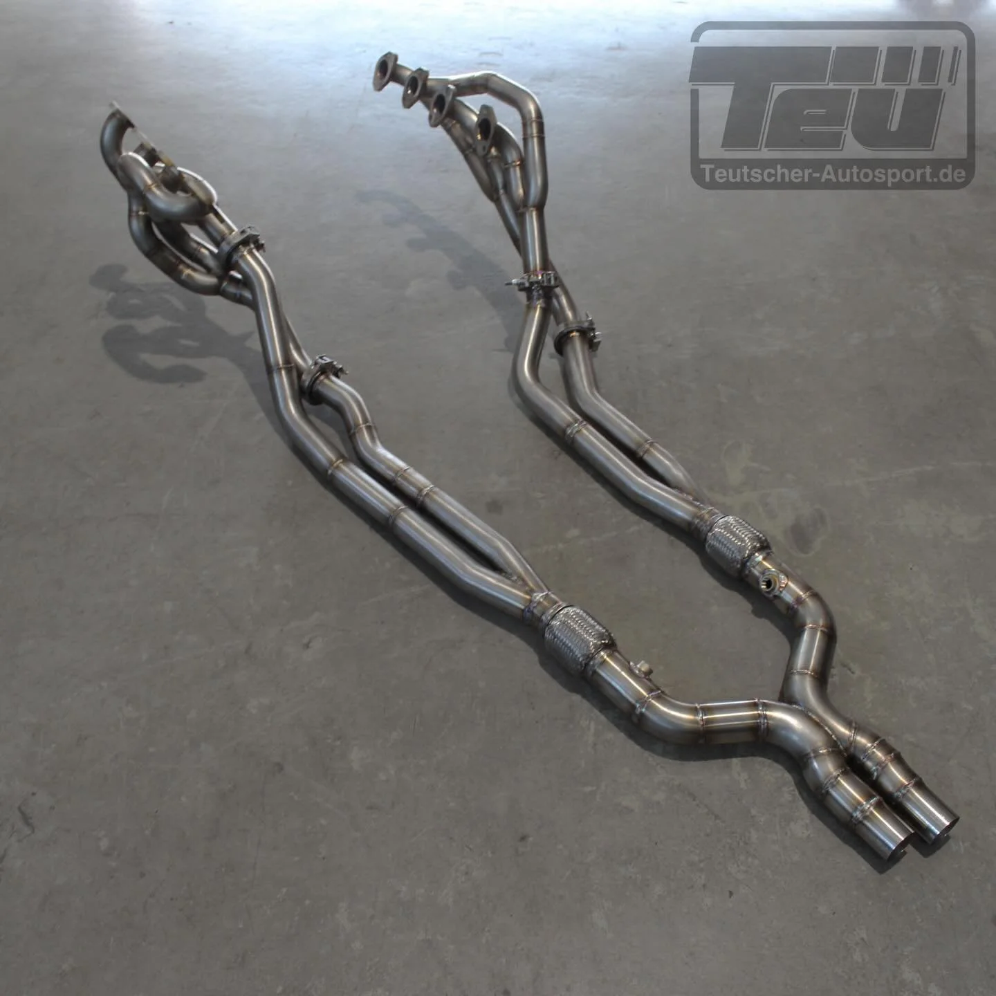 Sonderanfertigung von 8-4-2 Longtube-Kr&uuml;mmern inklusive X-Pipe f&uuml;r ein sehr spannendes Rennfahrzeug mit 5,6 L V8-Motor. 
Trotz der beengten Platzverh&auml;ltnisse im Motorraum des umgebauten Mercedes W108 von @thomasledergerber , kann der M