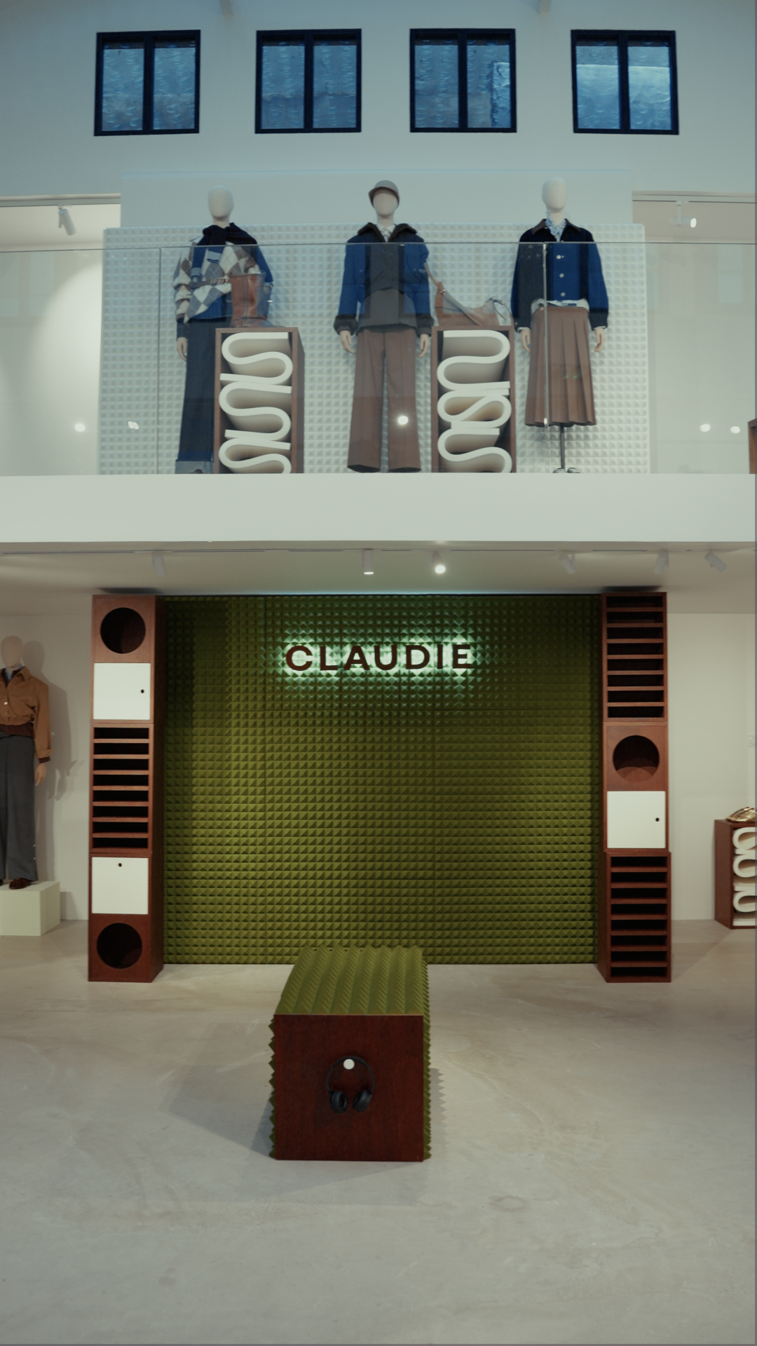 V3_claudiepierlot_pressdaymars26.00_00_26_15.Still019.png