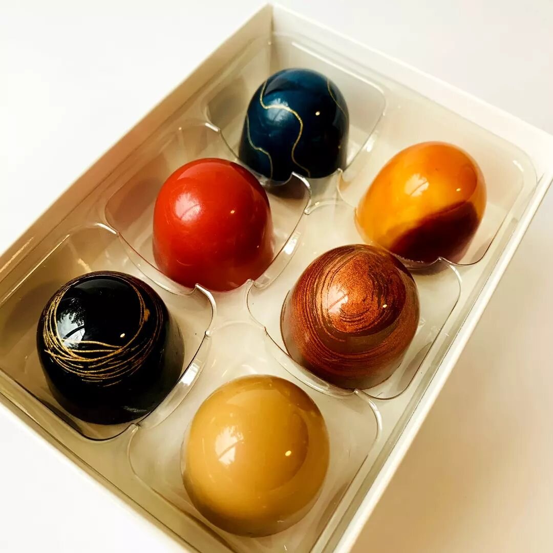 Our chocolates also come in a 6-piece size option. Perfect for a gift on a smaller budget, or if you want a little taster of each flavour. We also have 12pc and 24pc sizes.