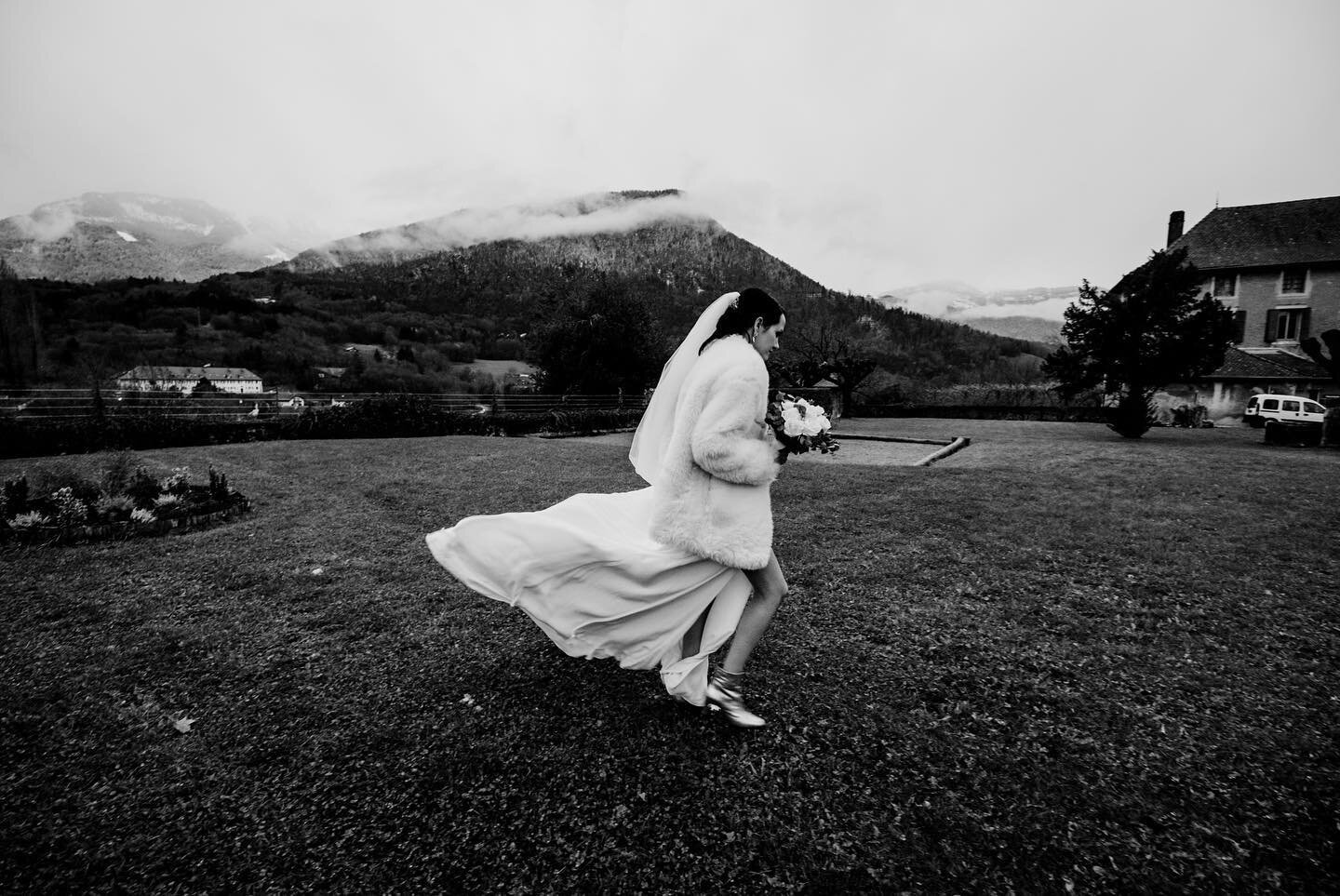 Encore ma belle mari&eacute;e hivernale, la jupe au blizzard 💨
@chateau_de_faverges mon pr&eacute;f&eacute;r&eacute; ❤️