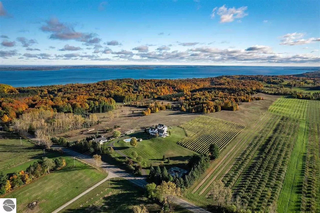 10292 E Fort Rd, Suttons Bay-8.jpeg