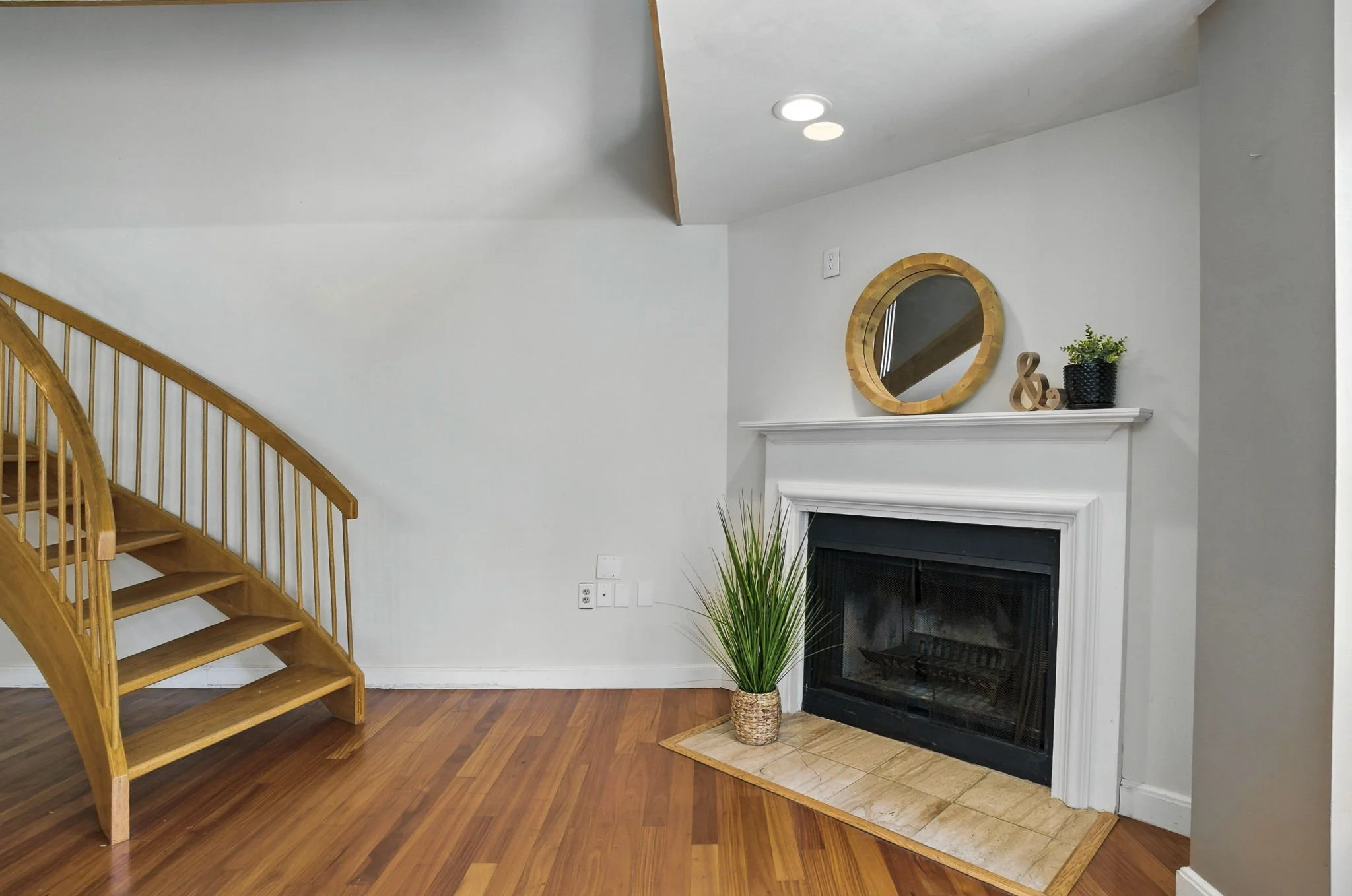 5-web-or-mls-75PageRoadU13BedfordMA-05.jpg