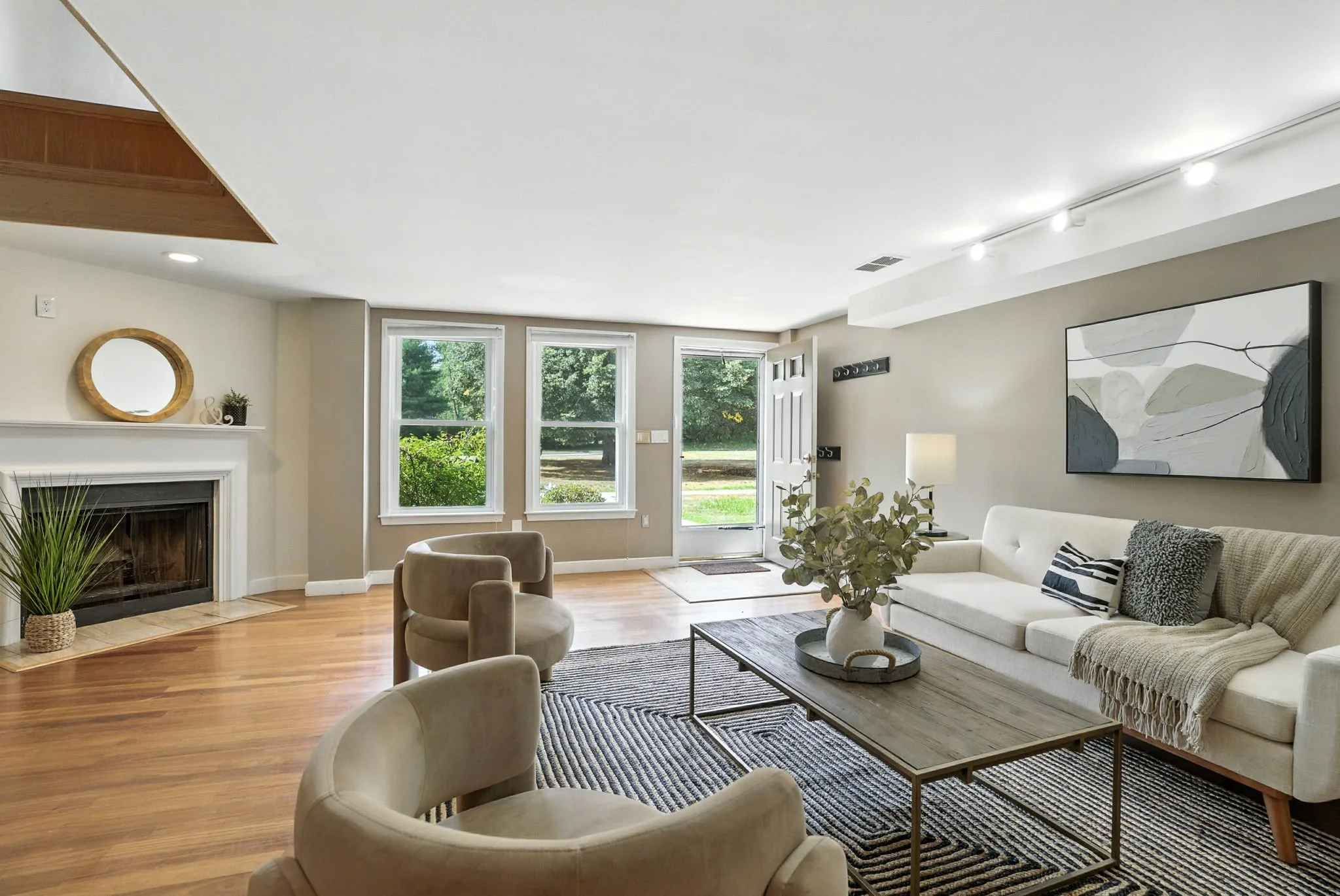 6-web-or-mls-75PageRoadU13BedfordMA-06.jpg