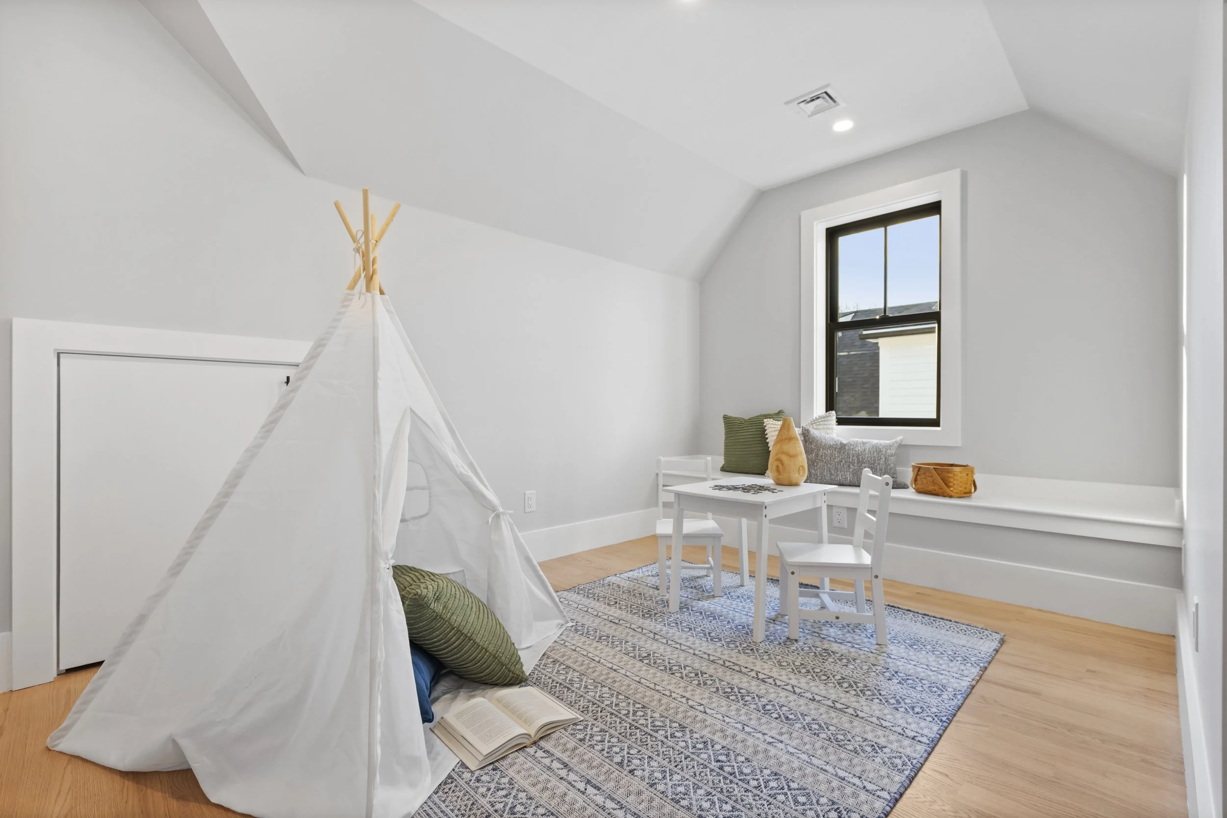 059_11.20.2025 01 10-webber-ave 201 (lauren regnery)_st.jpg