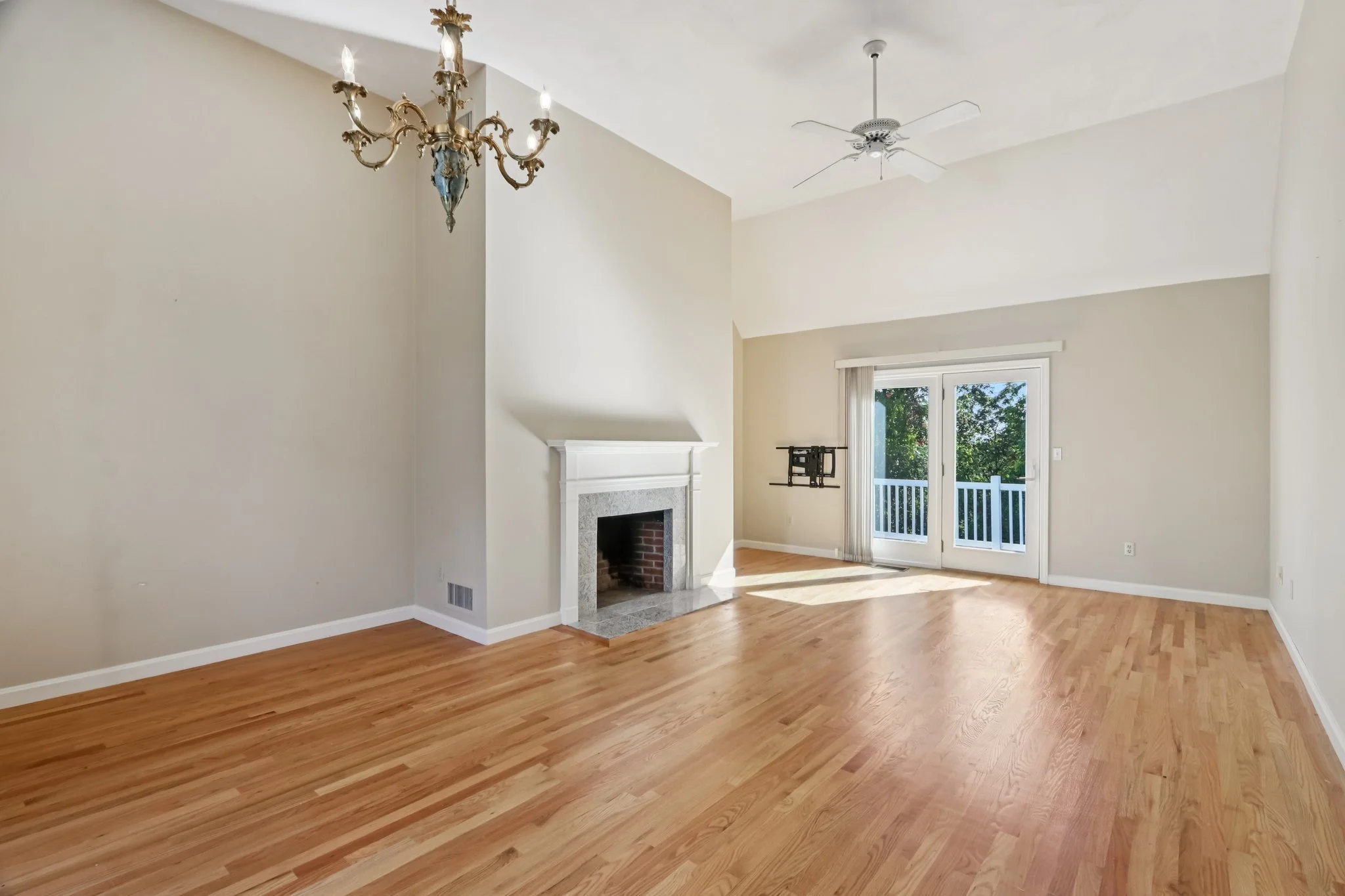 7-web-or-mls-Mitchell Grant Way-S0810-007.jpg