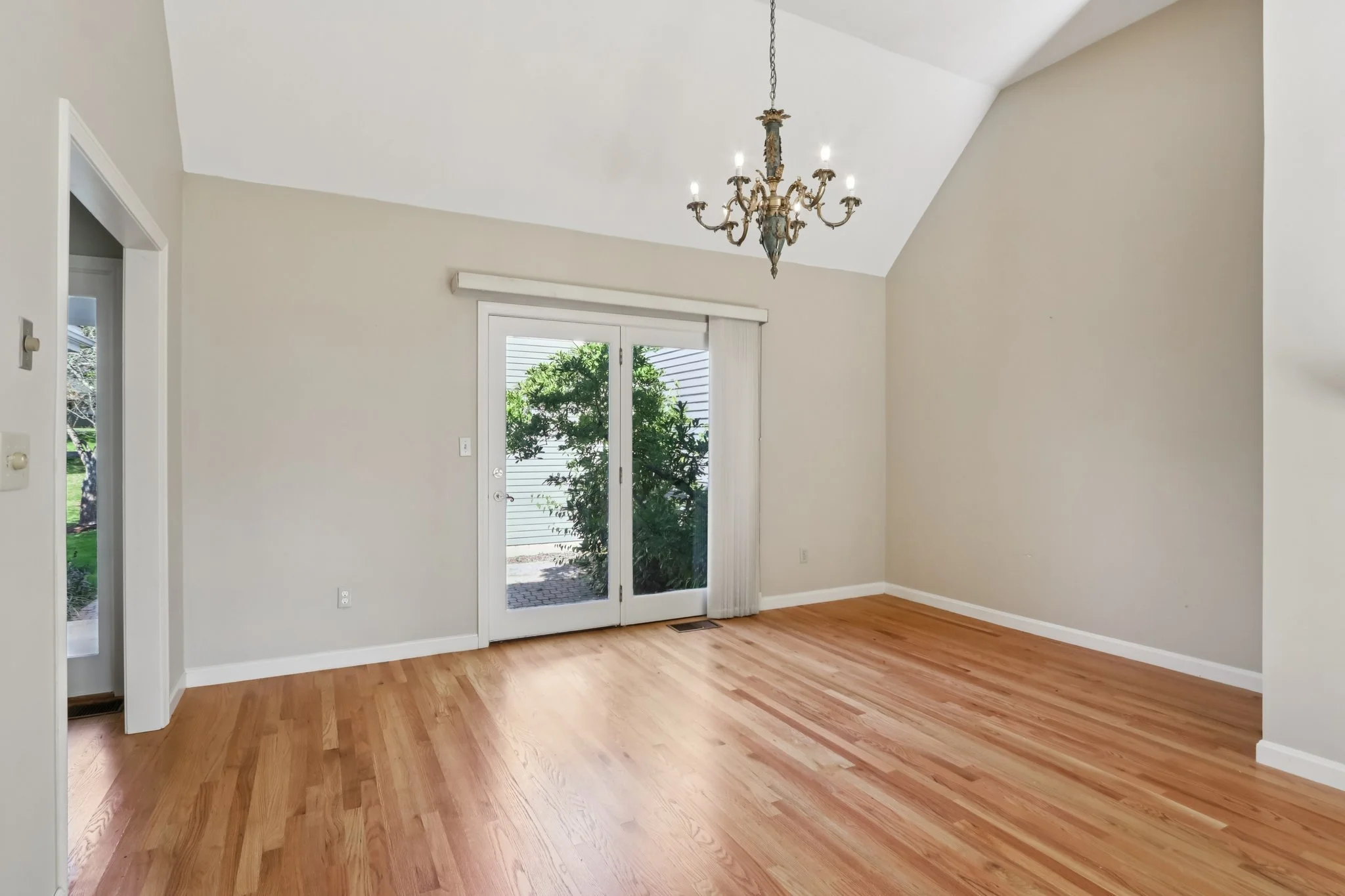 8-web-or-mls-Mitchell Grant Way-S0810-008.jpg