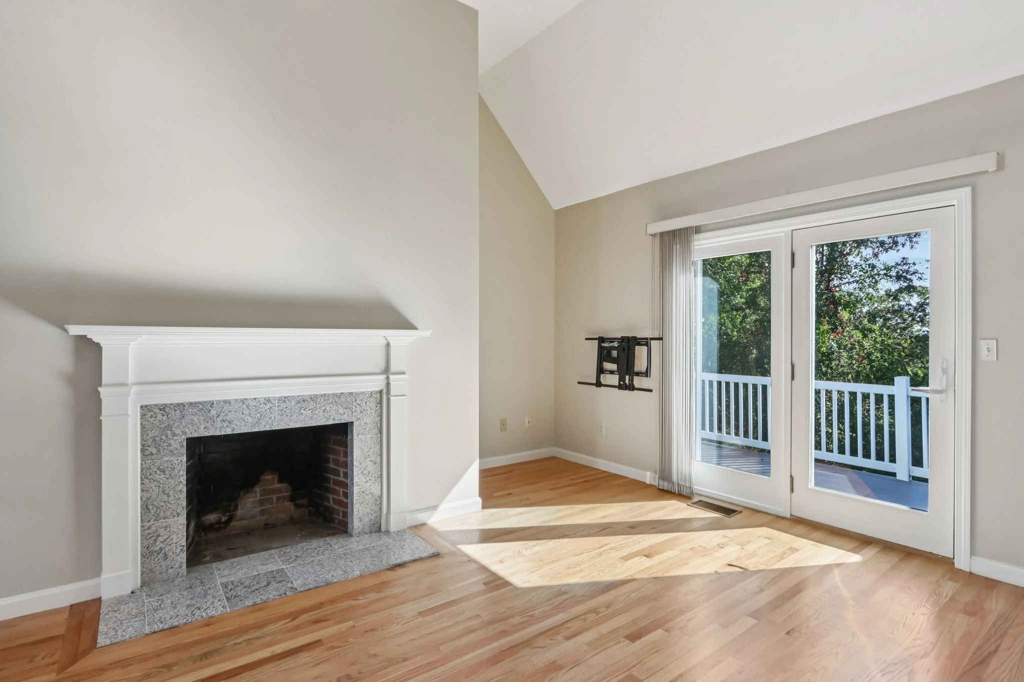 9-web-or-mls-Mitchell Grant Way-S0810-009.jpg