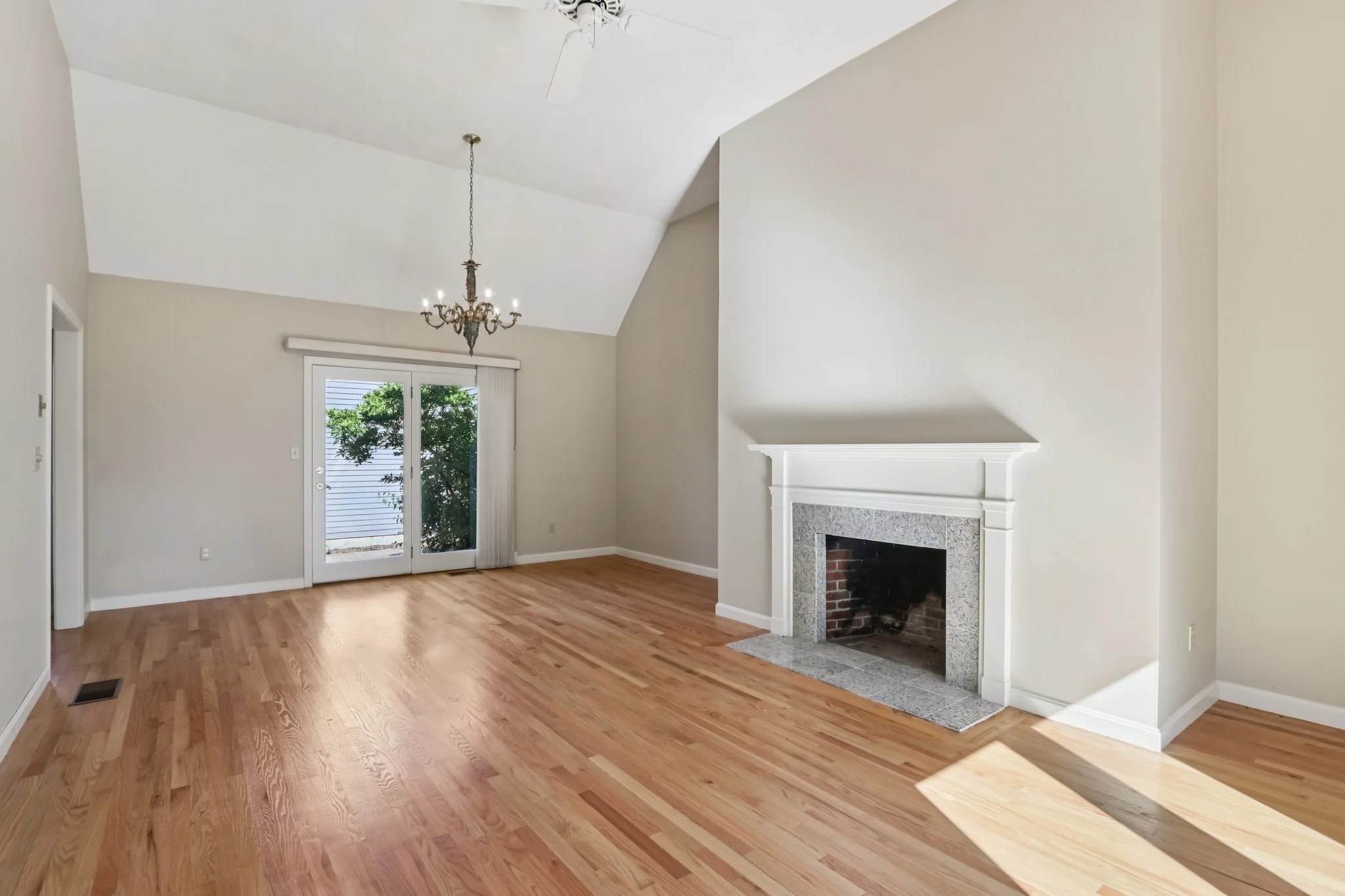 10-web-or-mls-Mitchell Grant Way-S0810-010.jpg