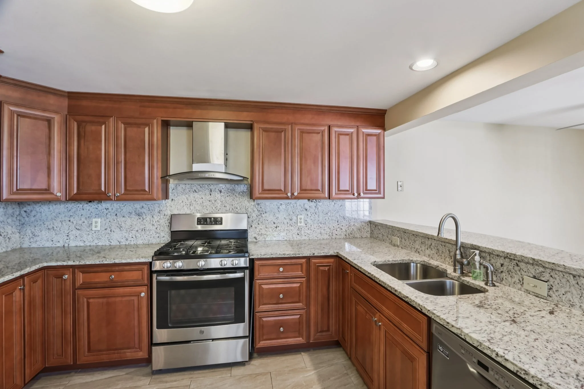 13-web-or-mls-Mitchell Grant Way-S0810-013.jpg