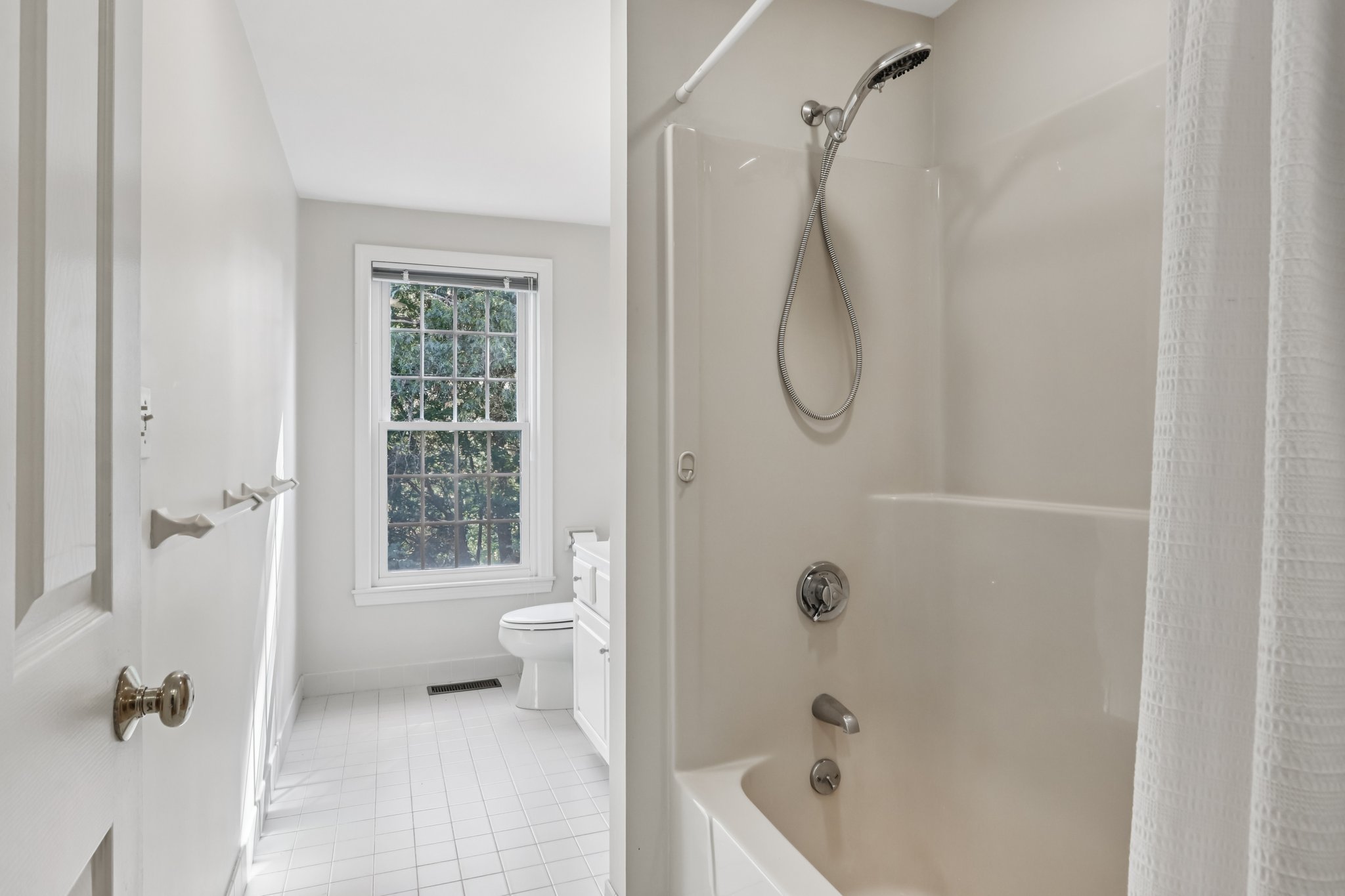 22-web-or-mls-Mitchell Grant Way-S0810-022.jpg