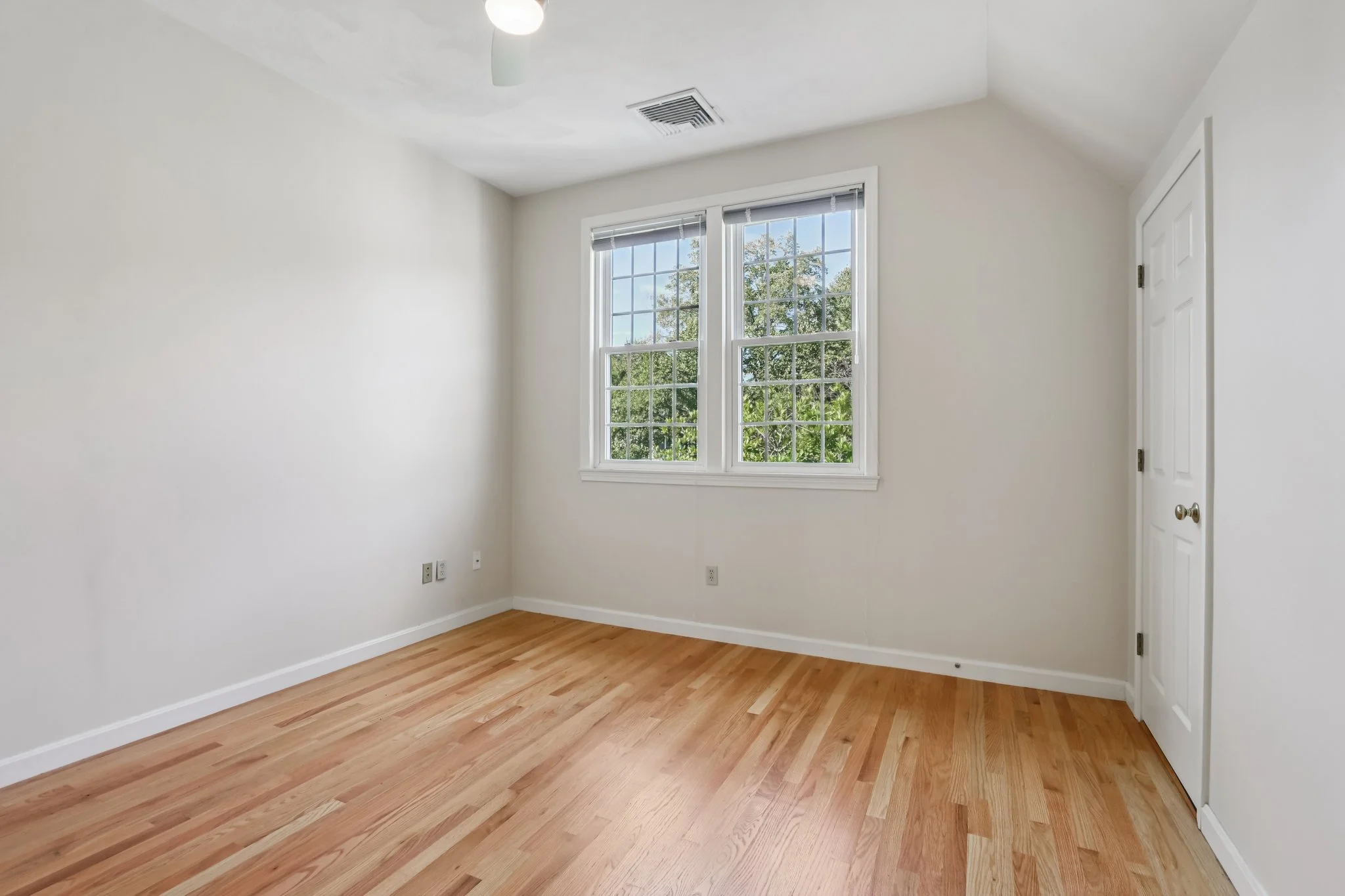 37-web-or-mls-Mitchell Grant Way-S0810-037.jpg