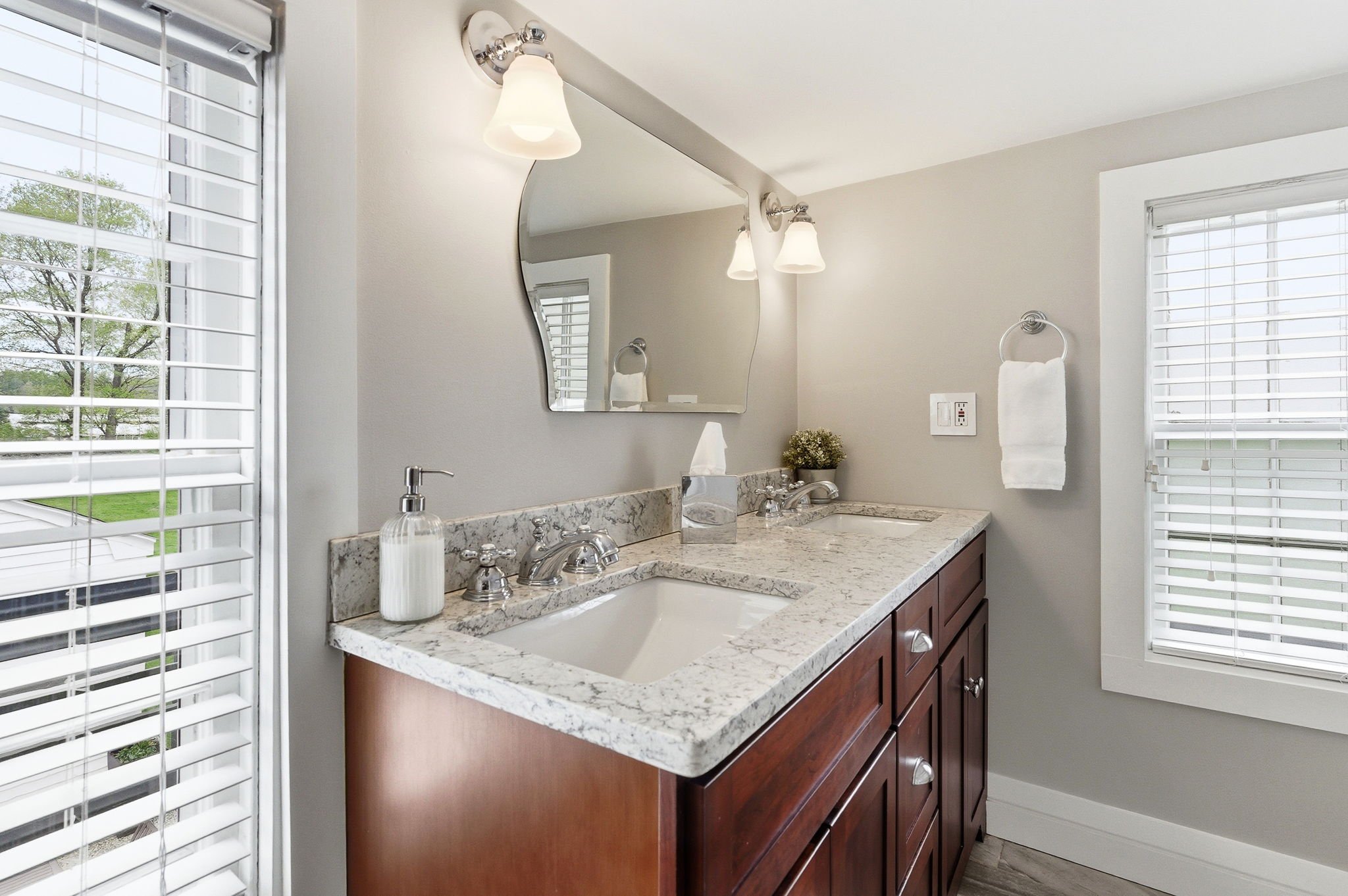 41-web-or-mls-5GreatRoadBedfordMA-41.jpg