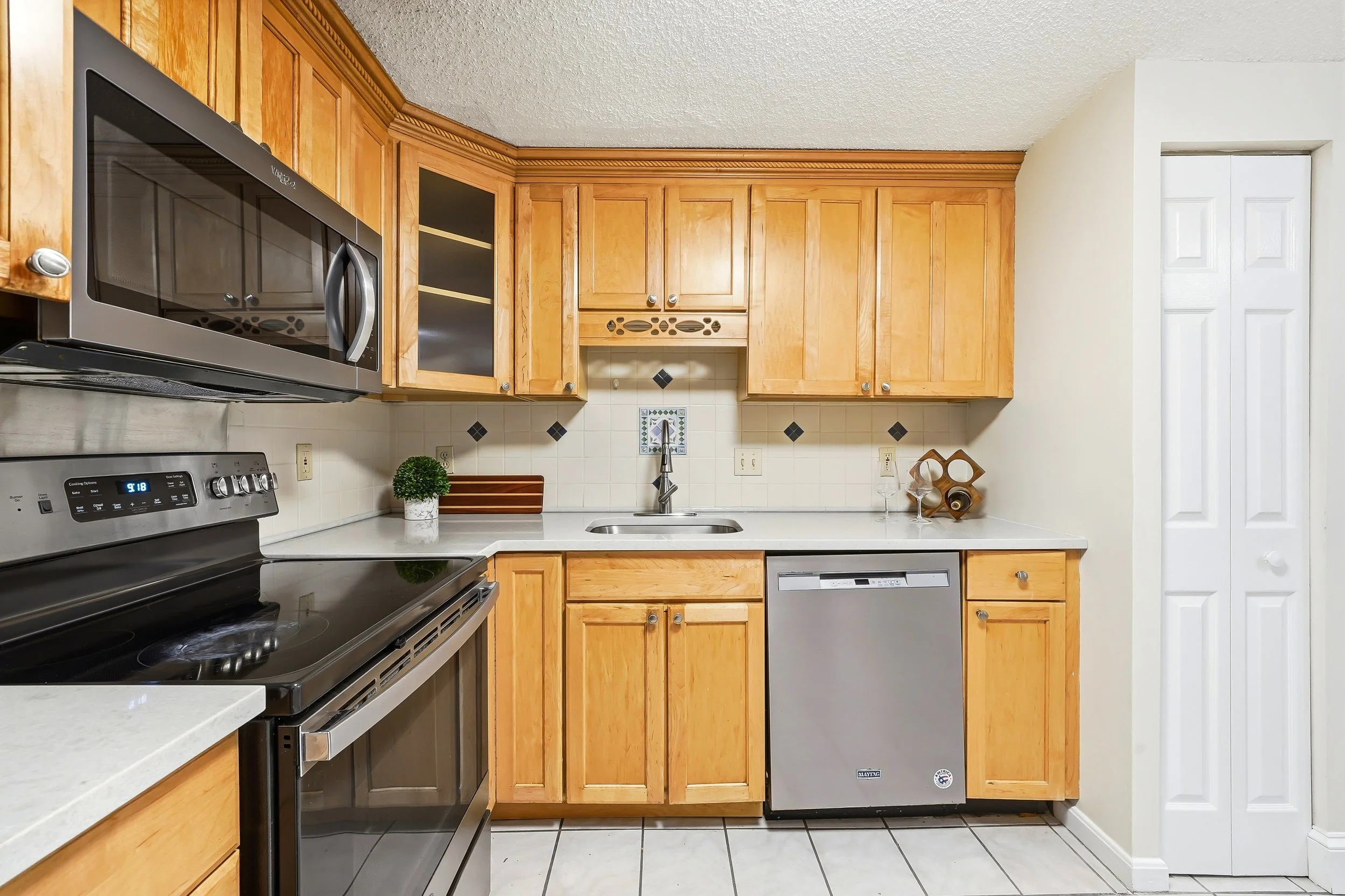 Kitchen2.jpg