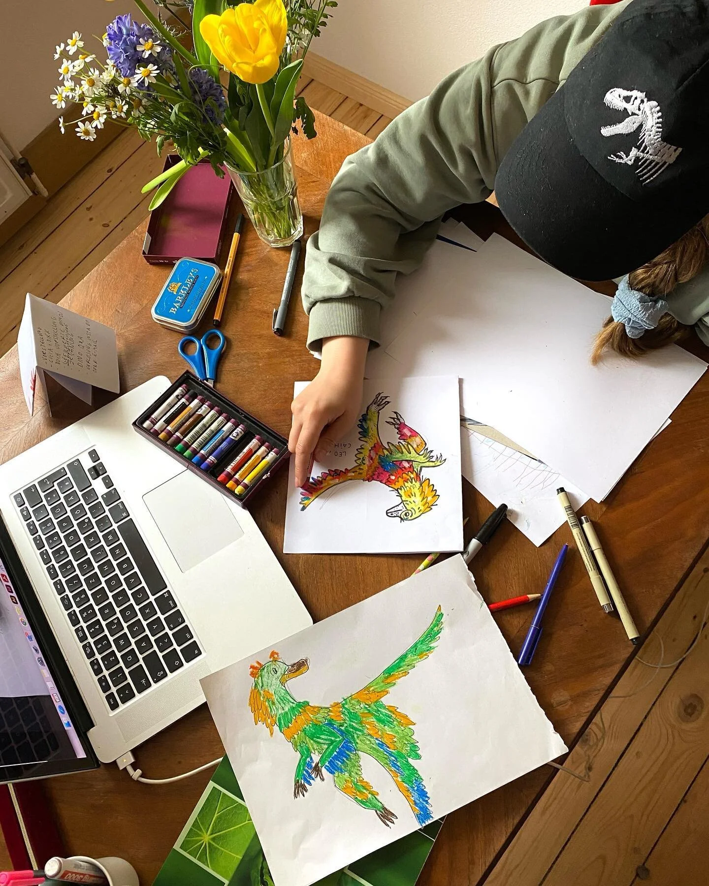 Sagt Hiiiii zu unserem neuen Dino in unserer Dino-Zeichensammlung: der Caihong Juji! 🌈 Mit seinem bunten Federkleid und den kurzen Armen wirkt er fast schon wie ein Vogel! Nur der mit Z&auml;hnen best&uuml;ckten Schnabel macht den gefiederten Dinosa