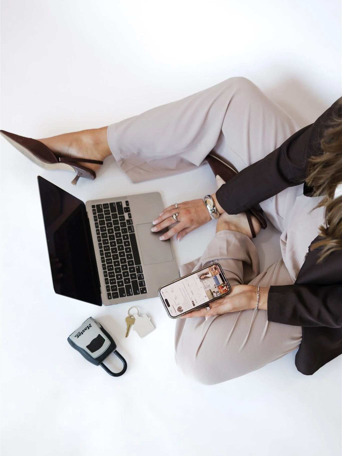 Looking for houses in KC? @teganandco_ is your HOME girl 🏡🔑

Winter is the perfect time to do some quick/fun branding photos. Reach out if you&rsquo;re needing a little brand refresh!