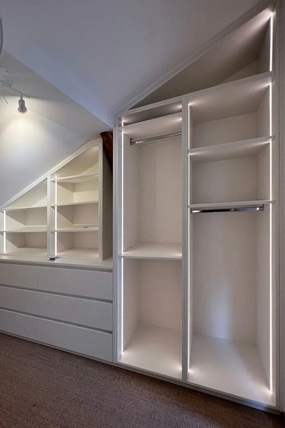 Kleiderschrank unter der Dachschräge in einem Wohnhaus.