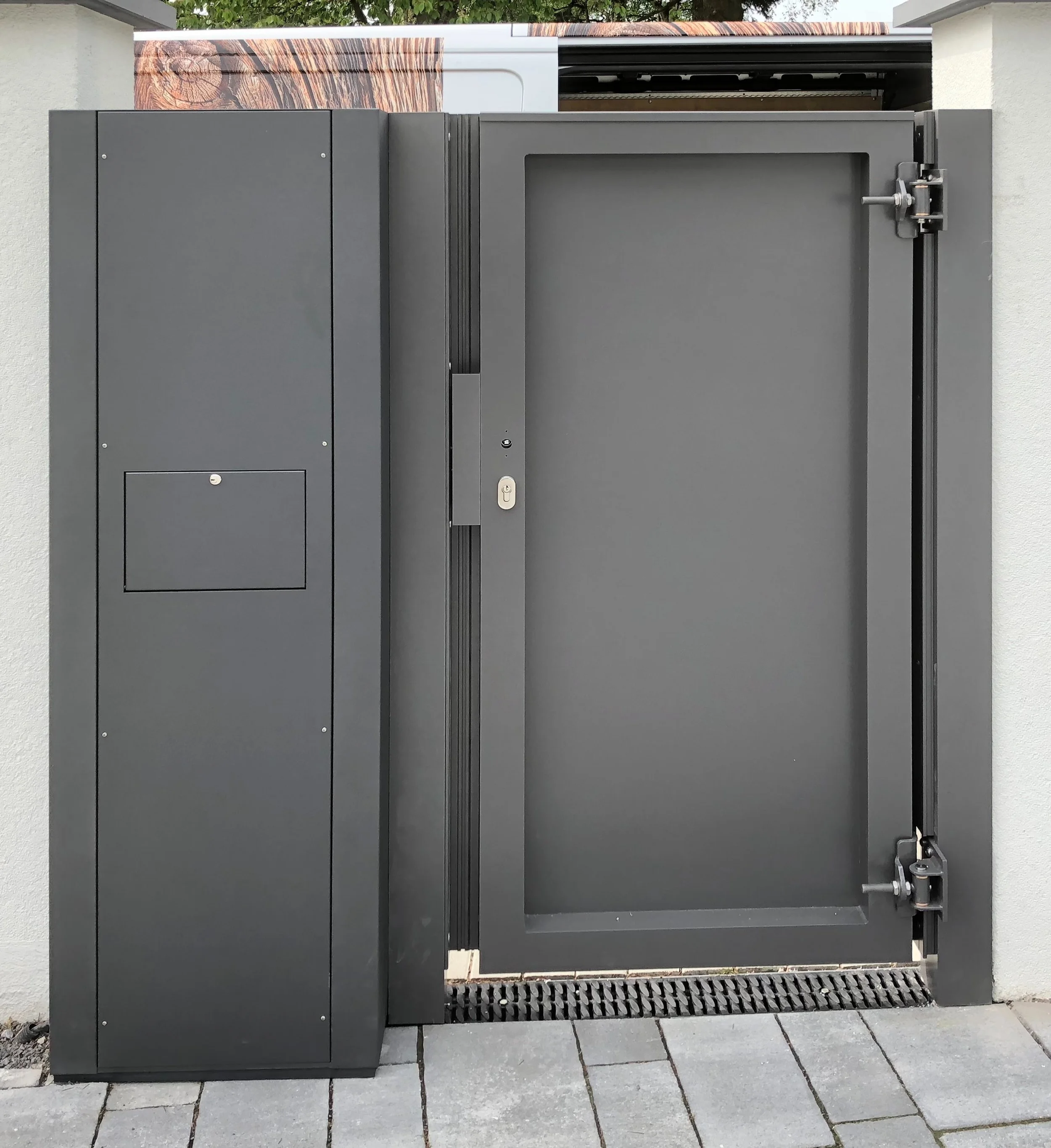 Eingangstor mit integriertem Briefkasten und Kamera