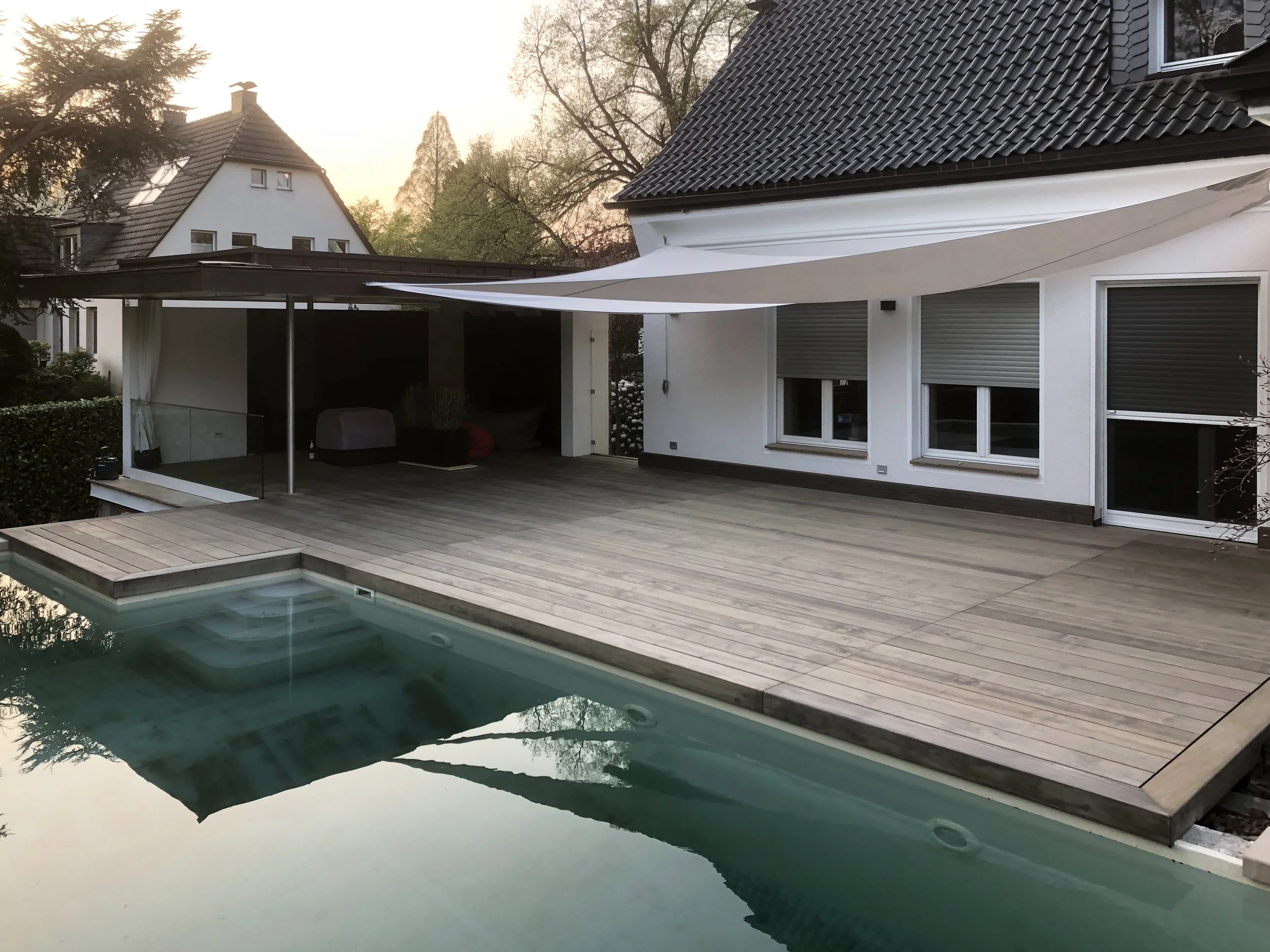 Holzterrasse mit Pool-Umrandung
