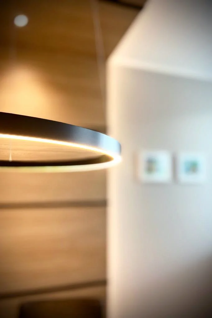 Holzpaneel mit integrierter Beleuchtung für einen Besprechungsraum.