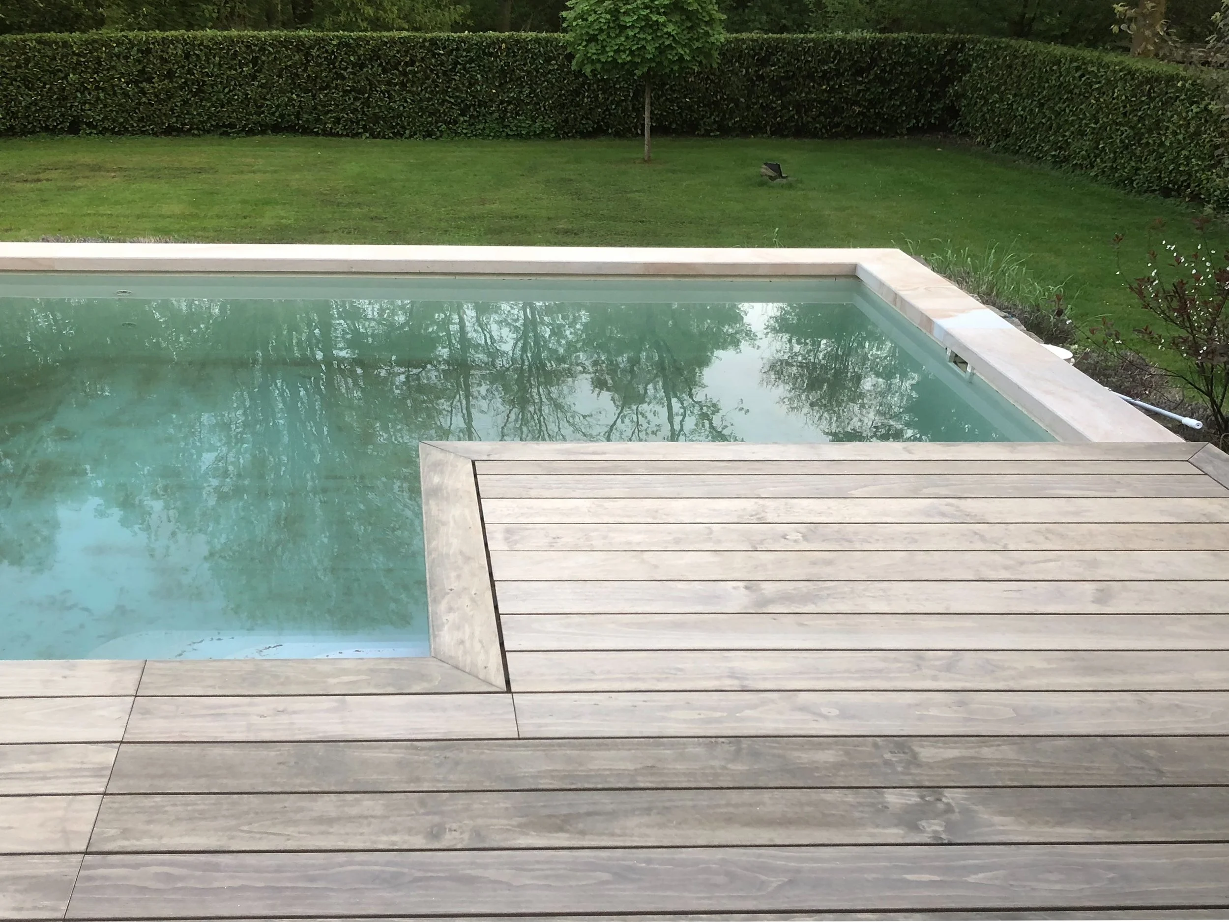 Holzterrasse mit Pool-Umrandung