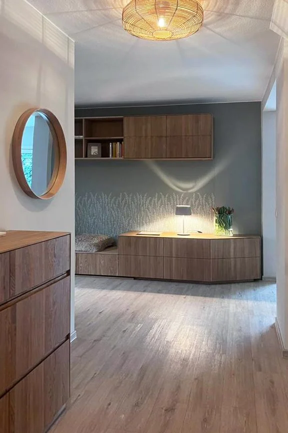 Schrankwand mit Sitzbank und passendem Flurschrank in einem Wohnhaus.