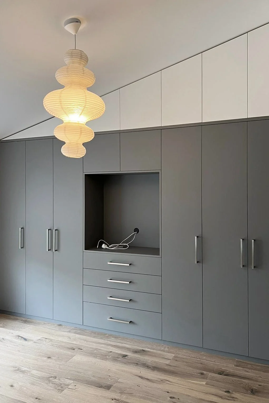 Kleiderschrank mit Einbaunische für einen Fernseher in einem Wohnhaus.