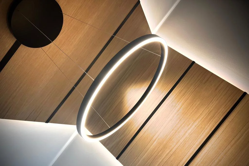 Holzpaneel mit integrierter Beleuchtung für einen Besprechungsraum.