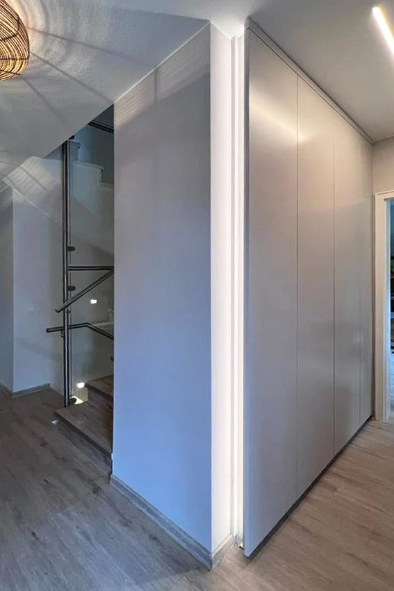 Einbauschrank mit integrierter Beleuchtung in einem Wohnhaus.