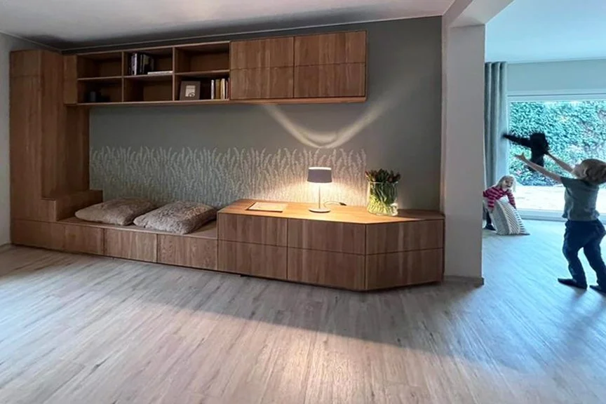 Schrankwand mit Sitzbank und viel Stauraummöglichkeiten in einem Wohnhaus.