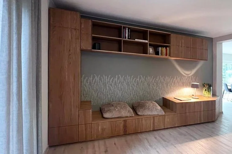 Schrankwand mit Sitzbank und viel Stauraummöglichkeiten in einem Wohnhaus.
