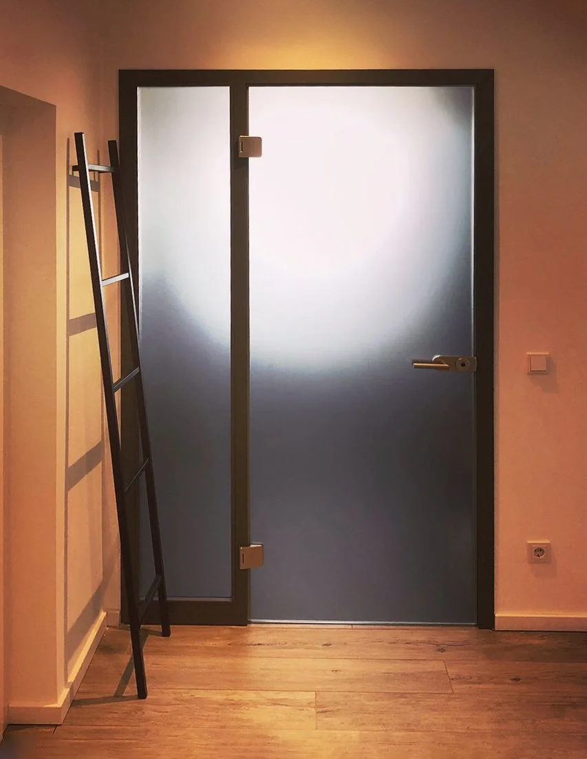 Innentür aus Metall mit satiniertem Glas